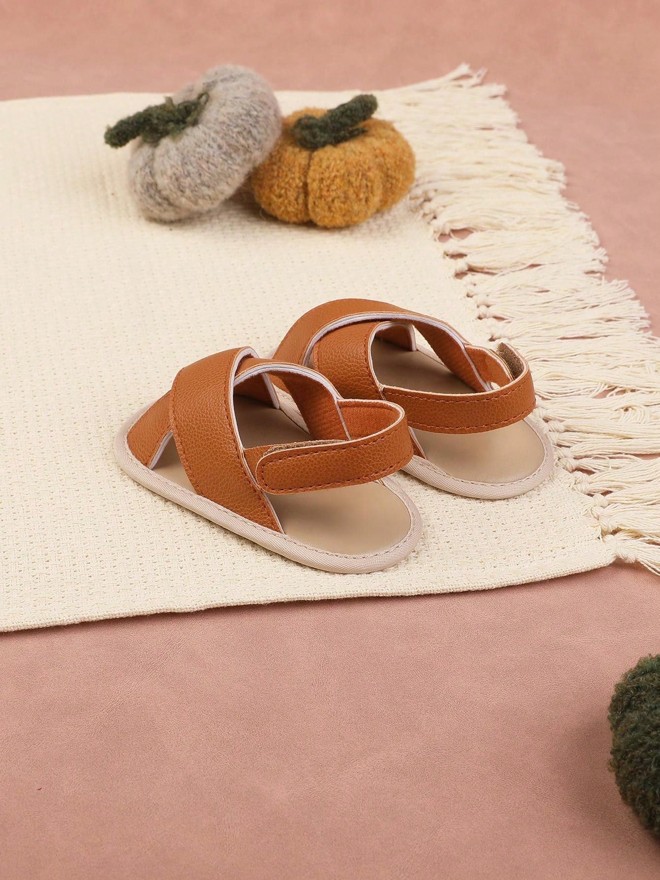 حذاء رياضي صيفي مسطح من البولي يوريثين بلون سادة للأولاد في الربيع والصيف