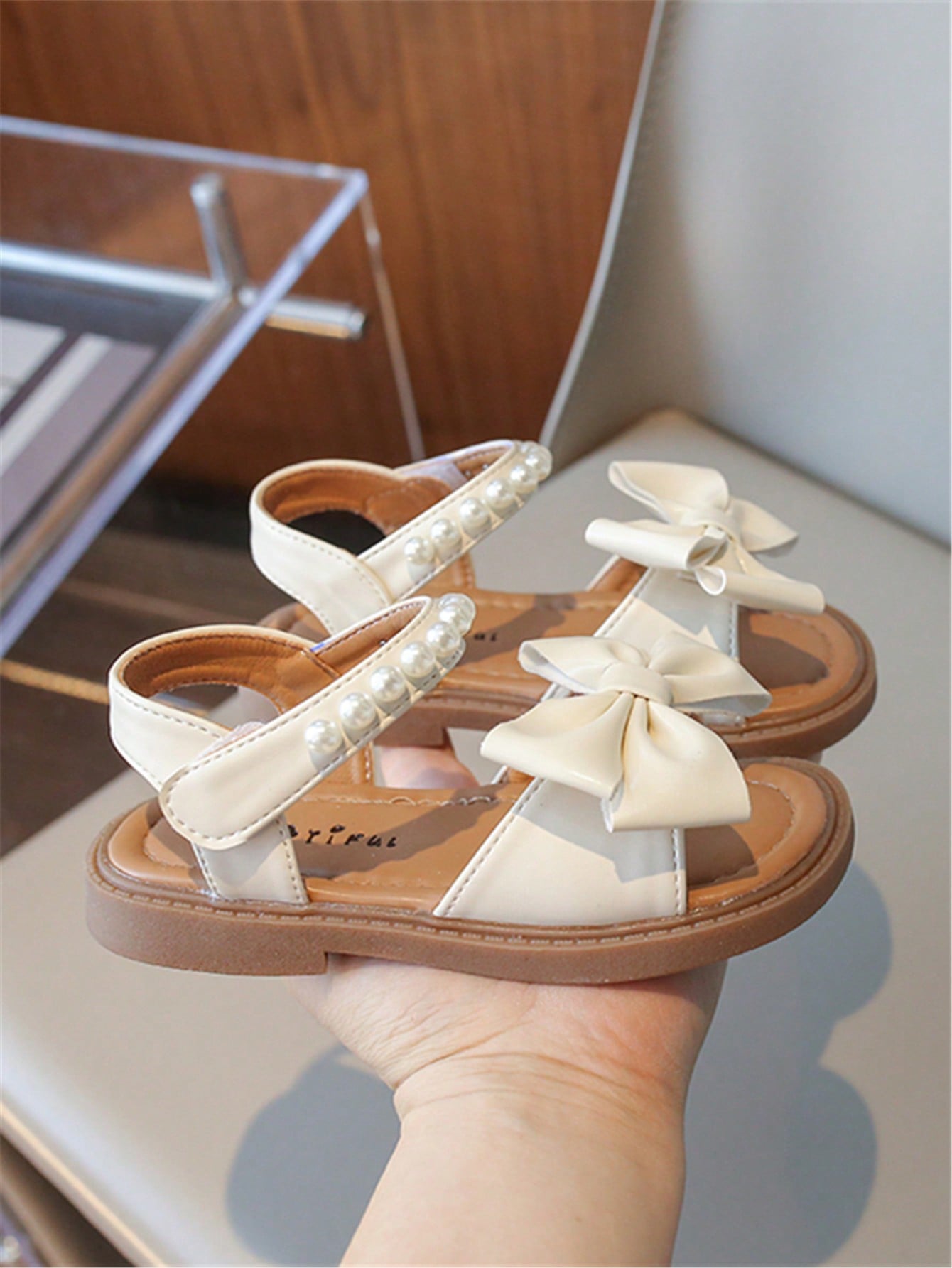جزمة صيفية مسطحة مريحة للفتيات الجديدة بعقدة لطيفة من اللؤلؤ الموضة