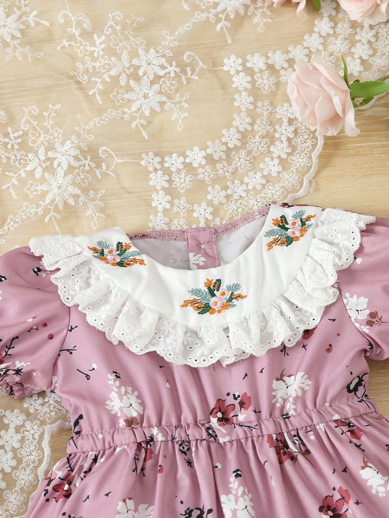 فستان بتداخلات وردية مطبوعة للرضع مع خصر مطرز مثقوب