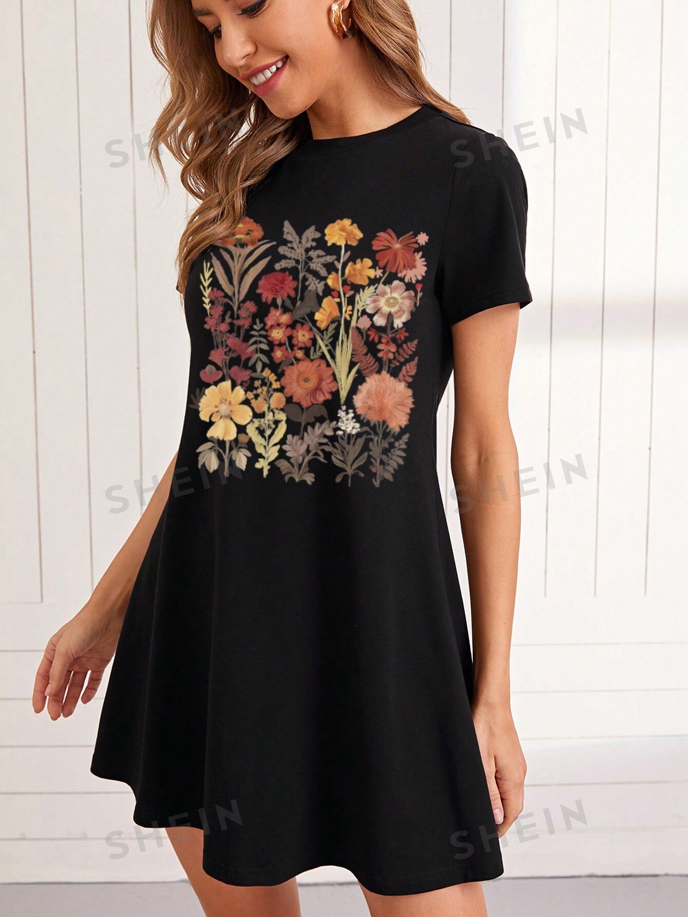 فستان صغير بقصة ضيقة وطبعات زهور وأكمام قصيرة عادي للنساء