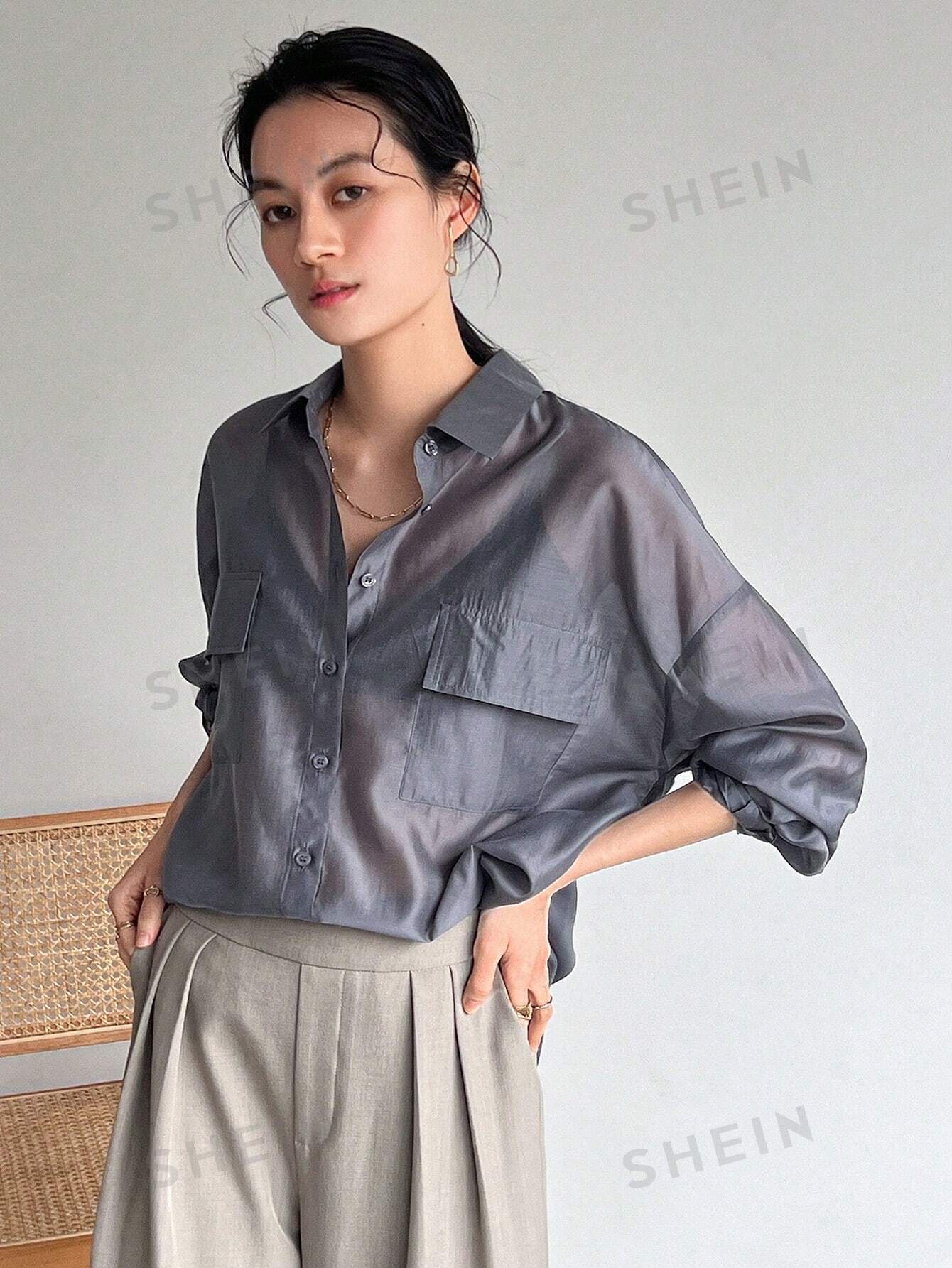 قميص بأزرار وجيوب مطوية بلون سادة