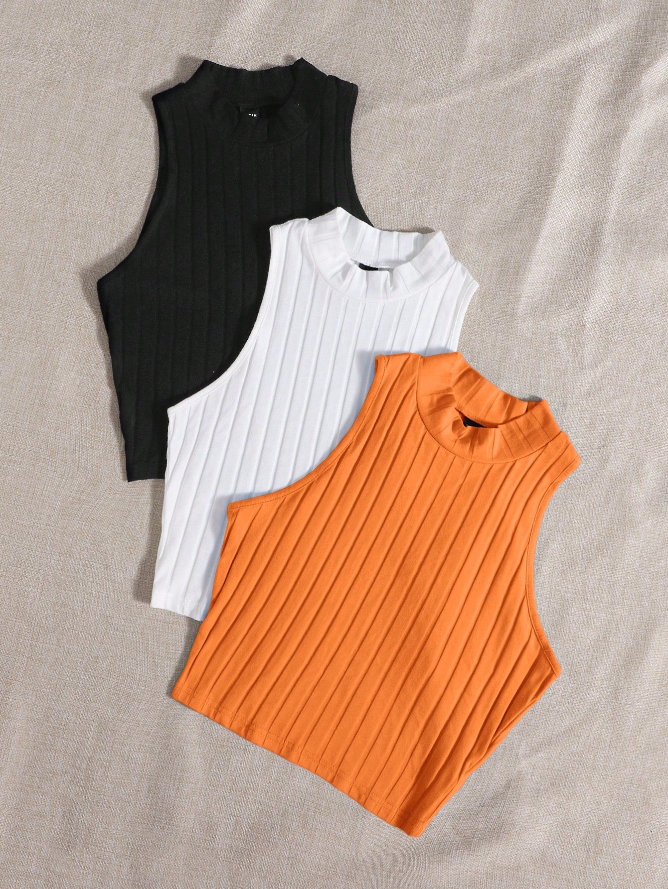 بلوزة نسائية بدون أكمام ذات لون سادة ورقبة