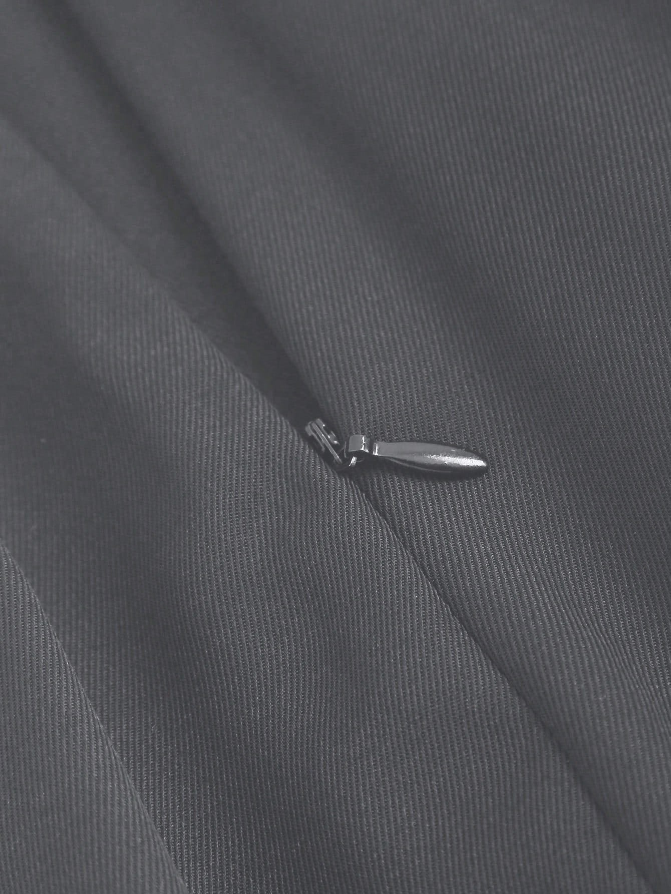 سروال نسائي بأرجل واسعة مزين بأزرار