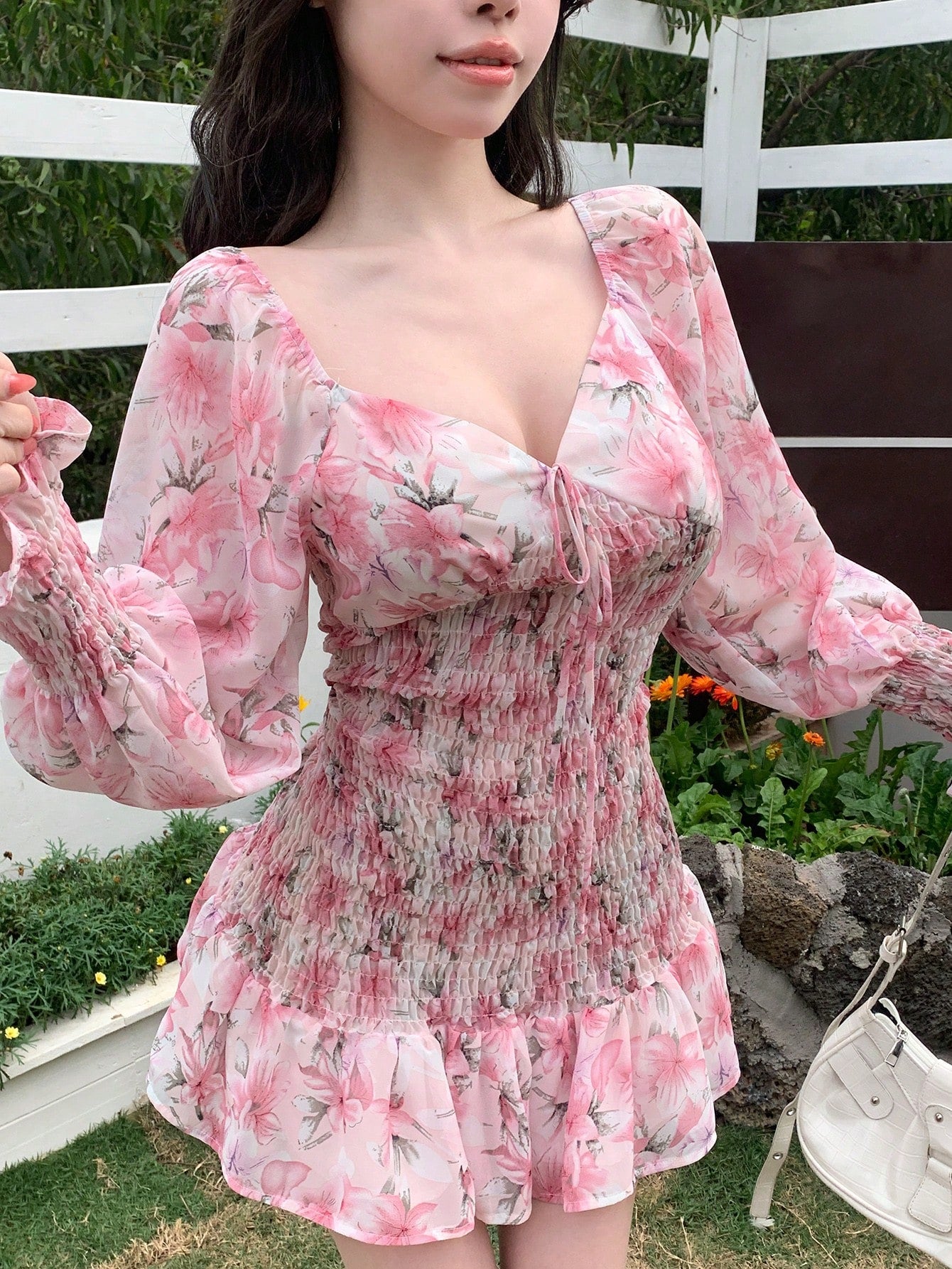 فستان نسائي بطبعة زهور و حواف مطوية