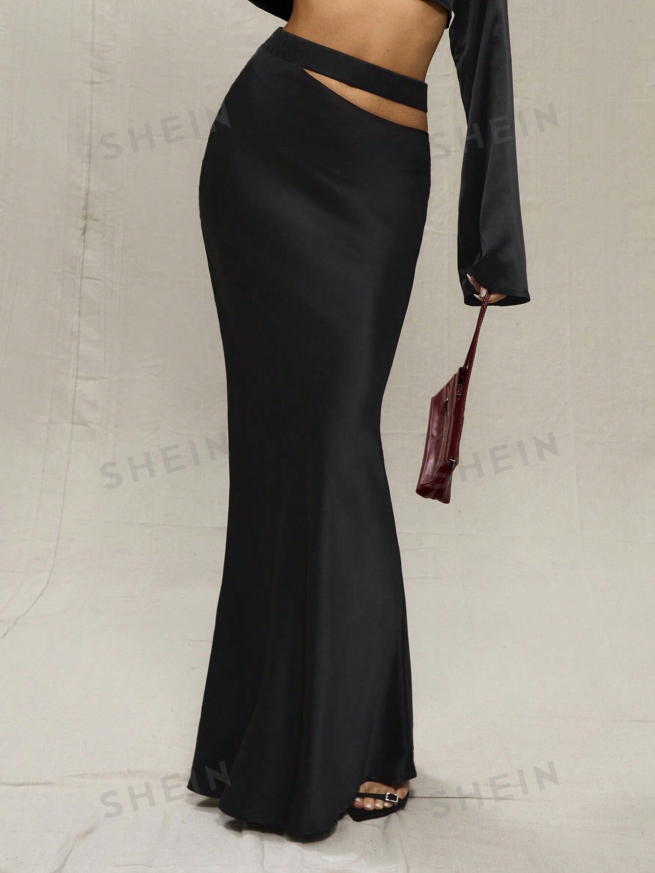 تنورة ساتان طويلة بخصر مفتوح