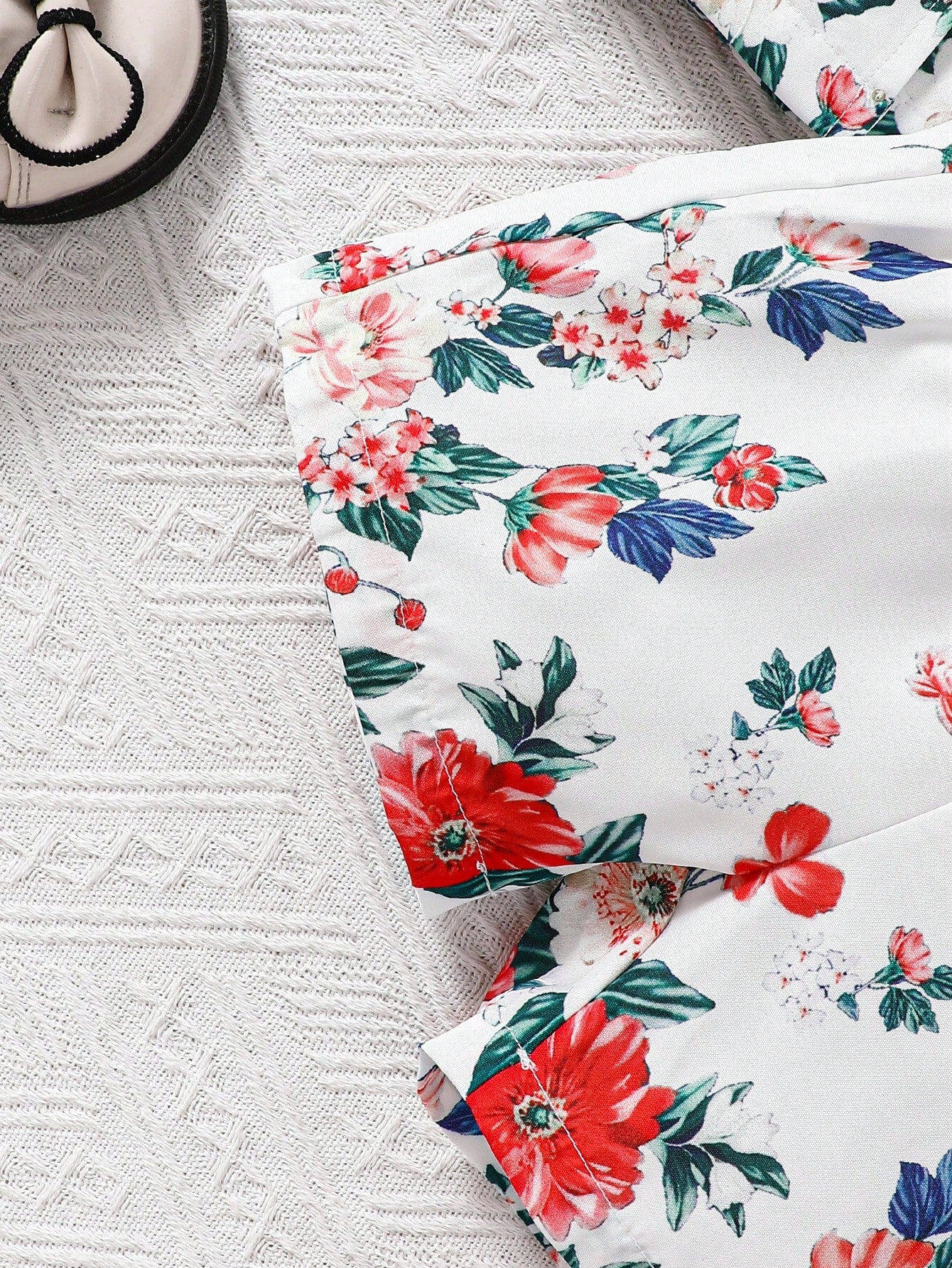 ملابس طفلة بطبعة زهرة (القبعة كملحق تصويري)