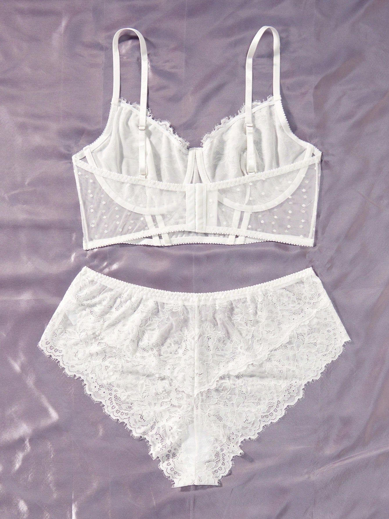 بالإضافة إلى مجموعة الملابس الداخلية حمالة الصدر واللباس الداخلي من الدانتيل الزهري