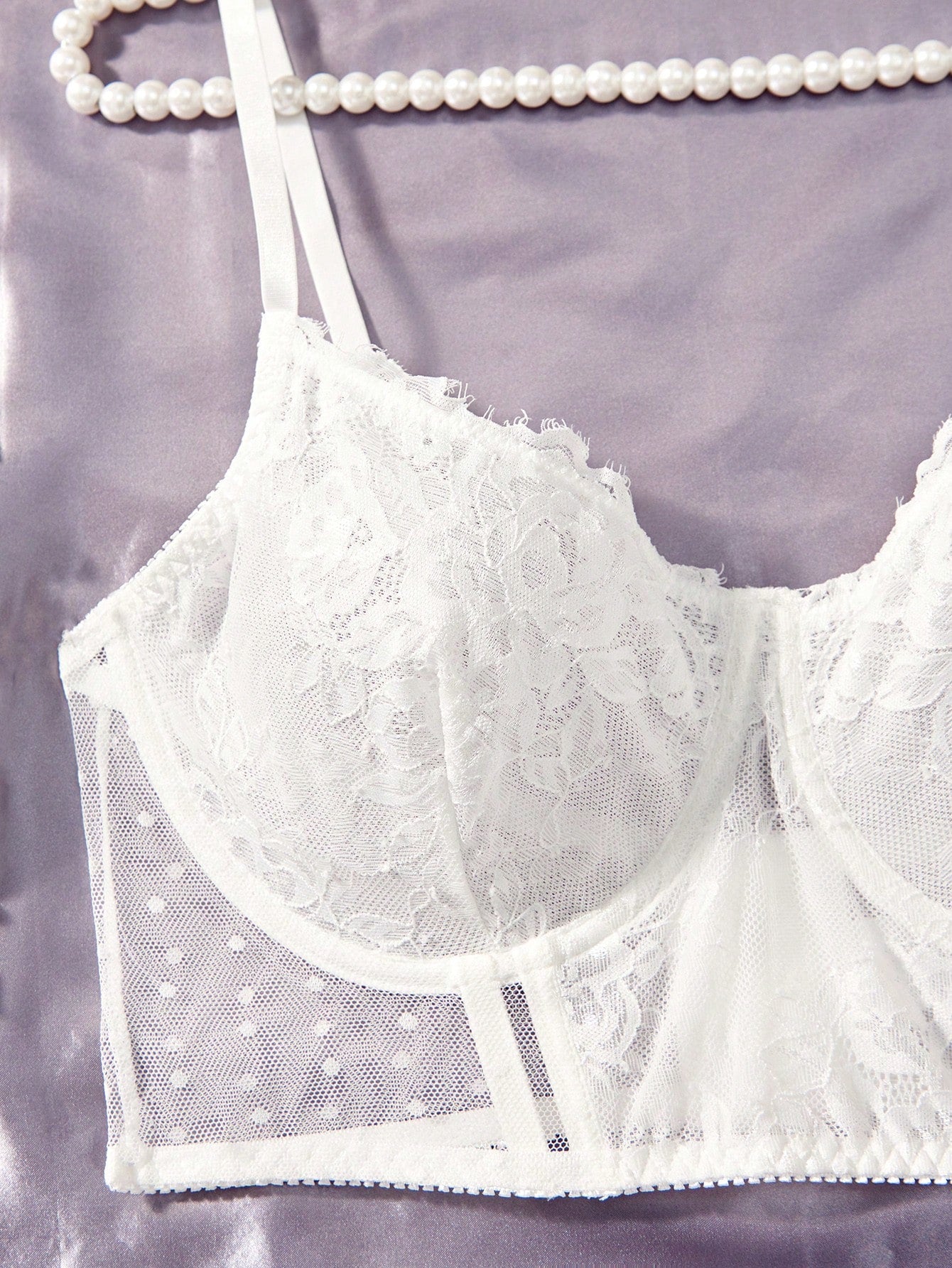 بالإضافة إلى مجموعة الملابس الداخلية حمالة الصدر واللباس الداخلي من الدانتيل الزهري