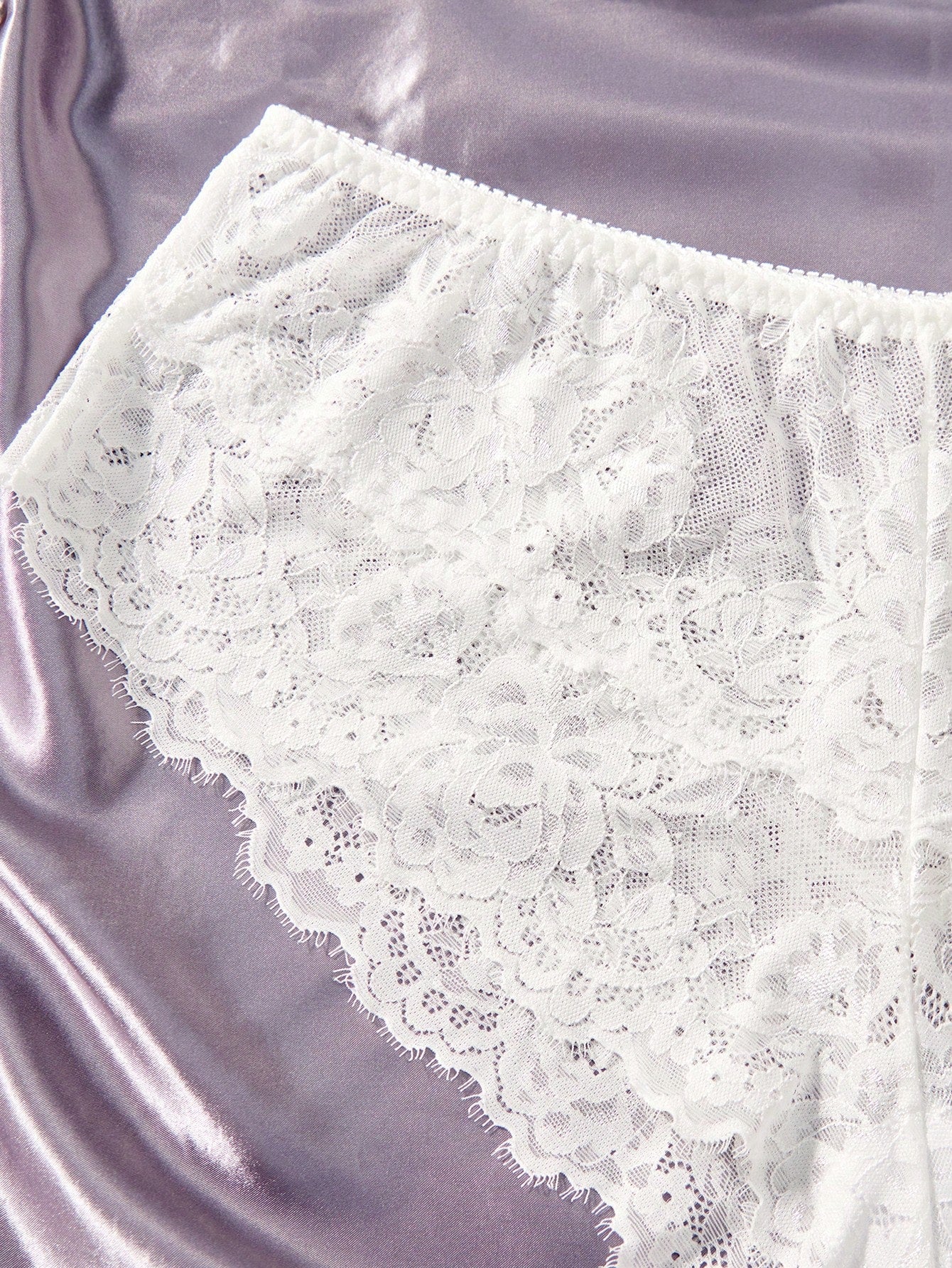 بالإضافة إلى مجموعة الملابس الداخلية حمالة الصدر واللباس الداخلي من الدانتيل الزهري