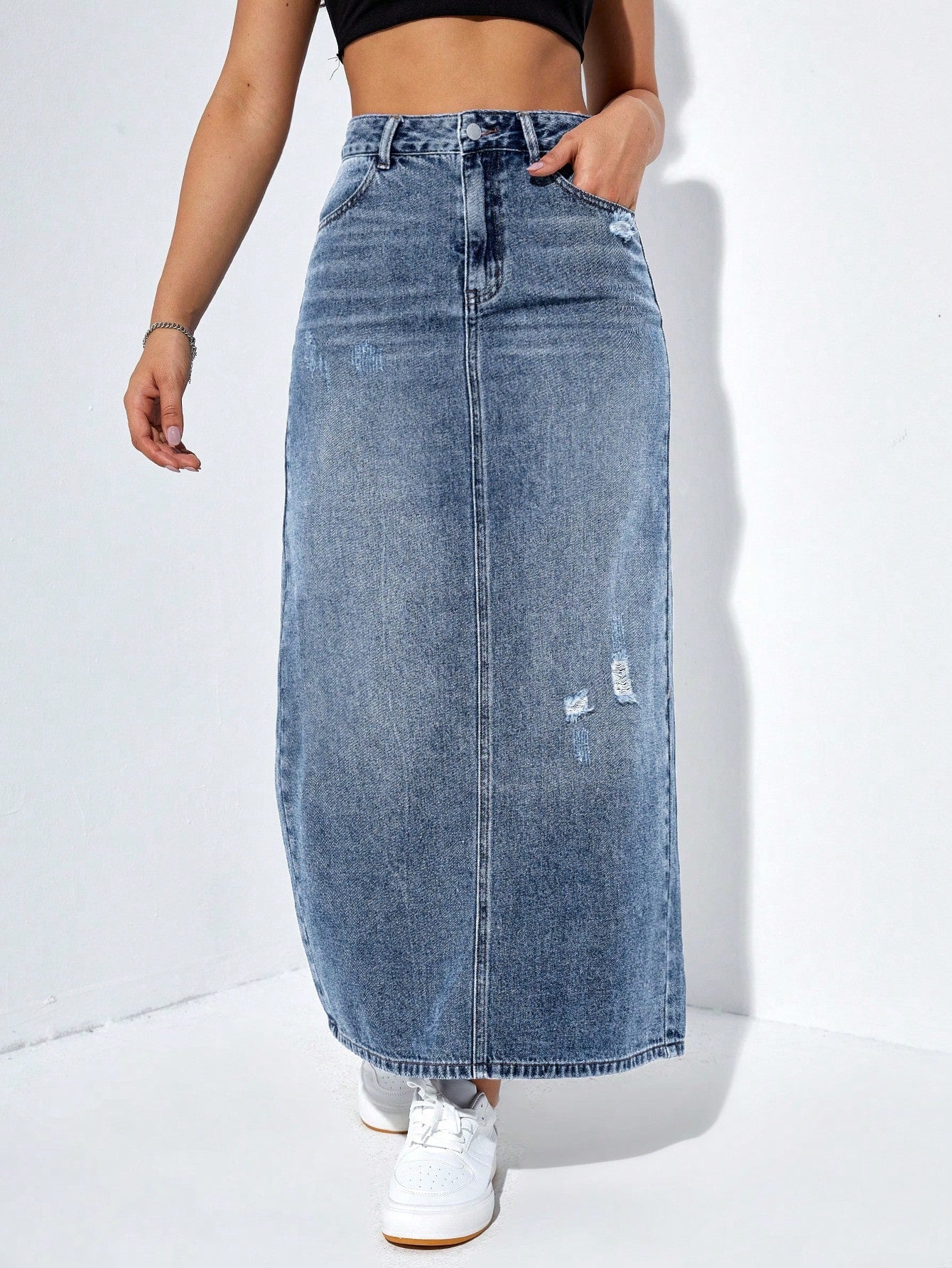 تنورة جينز طويلة بتفاصيل متهالكة وشق في الحاشية