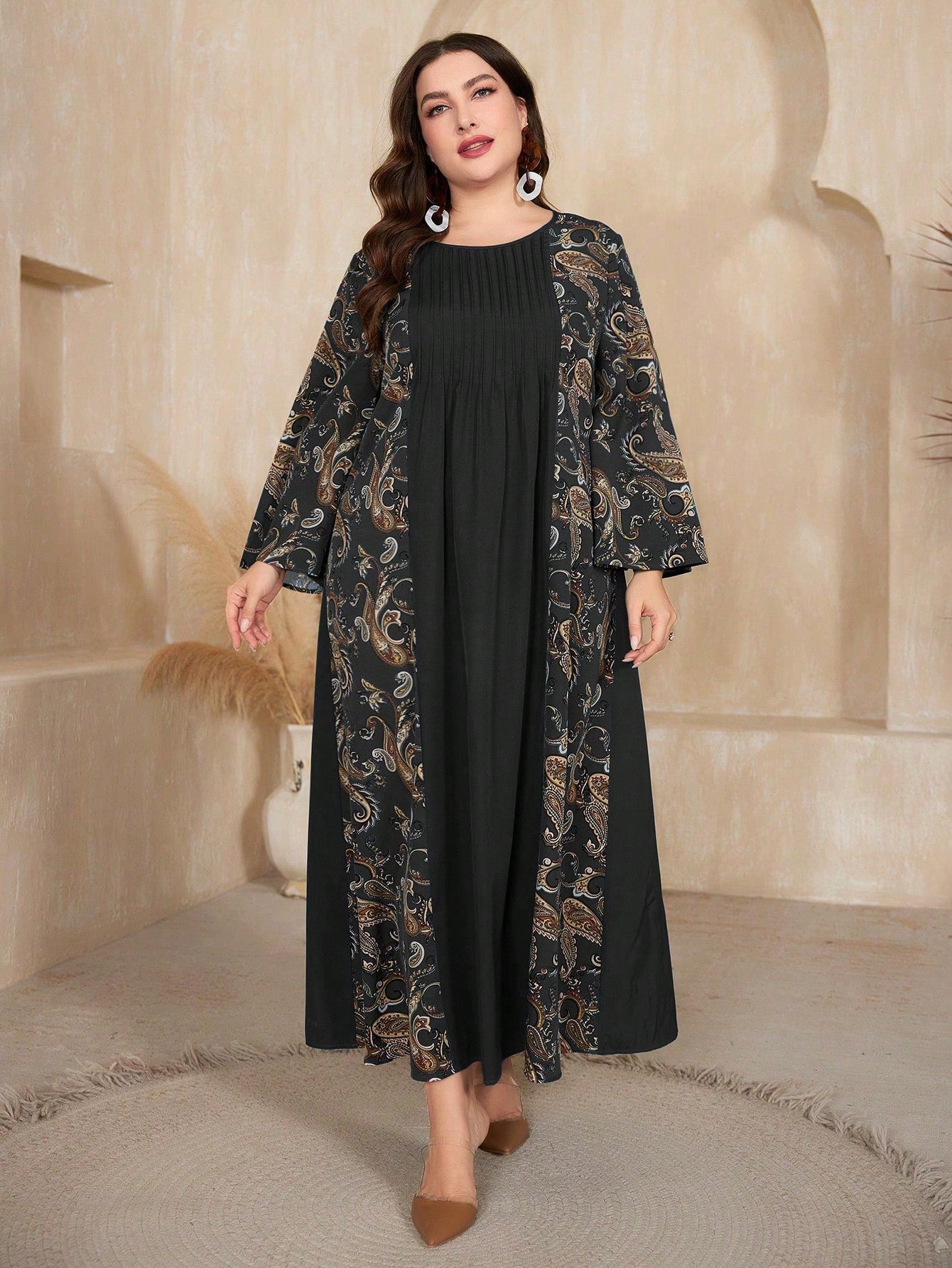 ملابس نسائية عربية بقبة دائرية وطبعة بايزلي واسعة للحجم الزائد