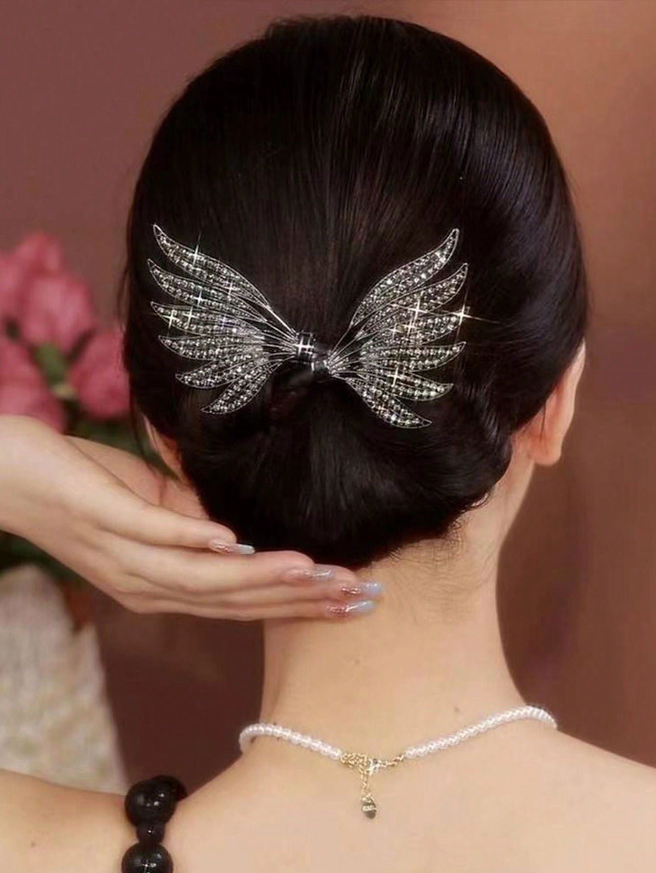 قطعة واحدة من صانعة كعكة الشعر المصنوعة من خليط معدني أسود للسيدات مع ديكور من حجر الراين، تسريحة شعر عاصي ملتوية بطول السماء