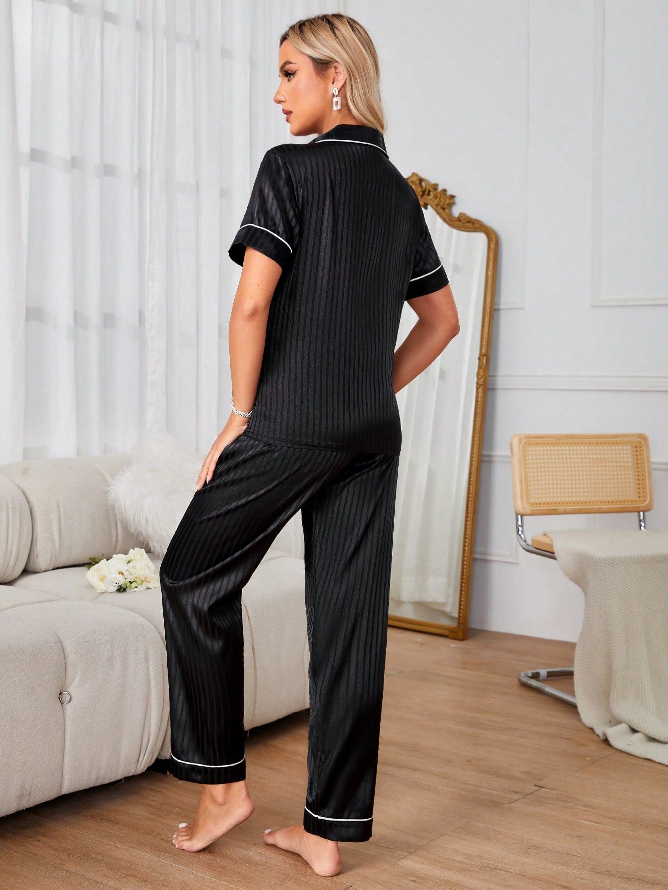 طقم بيجامة المناشف عارض للسيدات بحواف مطوية