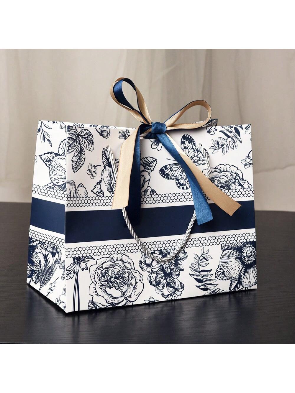 حقيبة هدايا ورقية مزخرفة بزهر الأسلوب