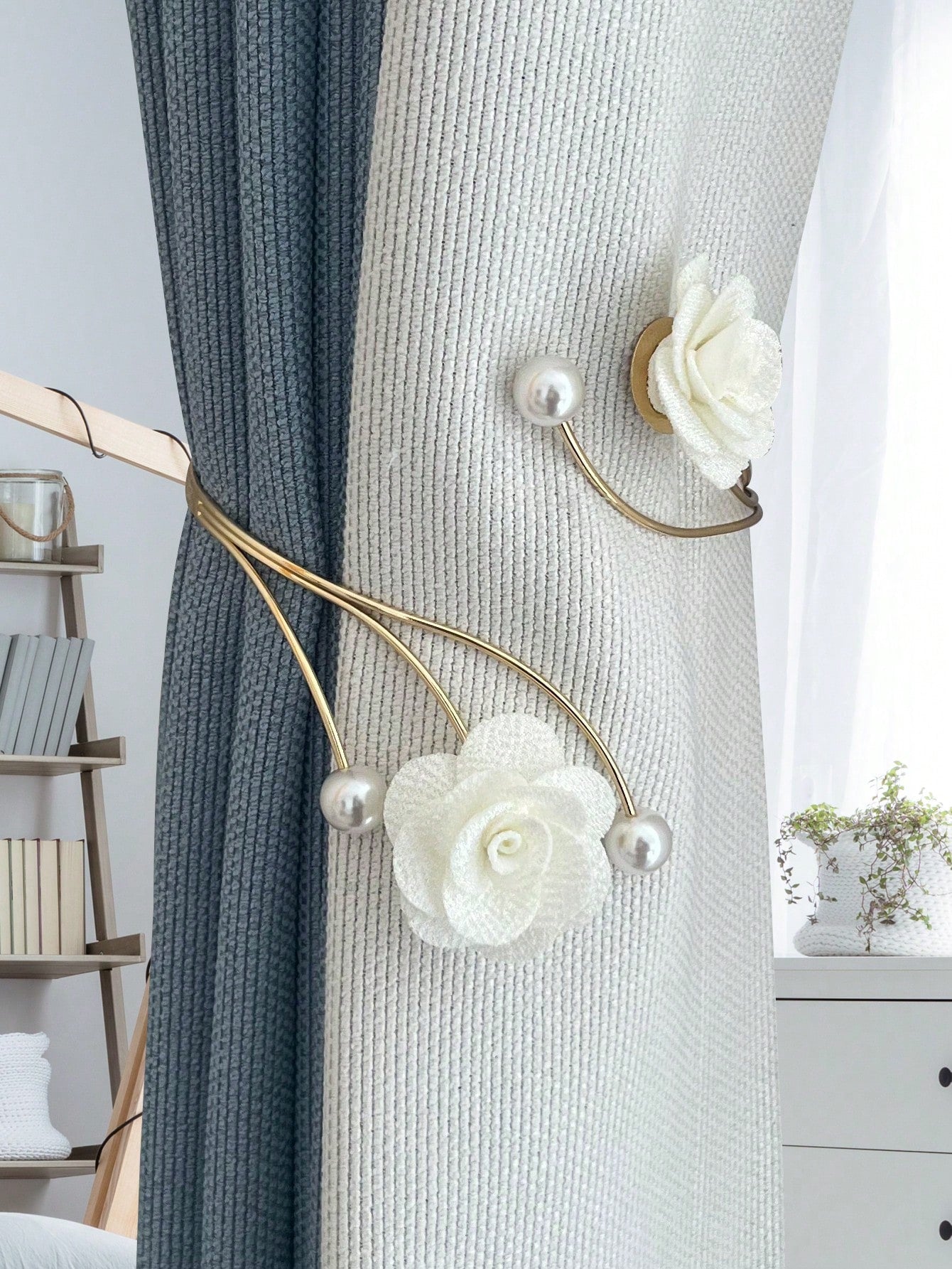 عقدة ستارة نافذة بشكل زهرة مع تفصيل فراشة معدنية كعصابة زخرفية للستارة