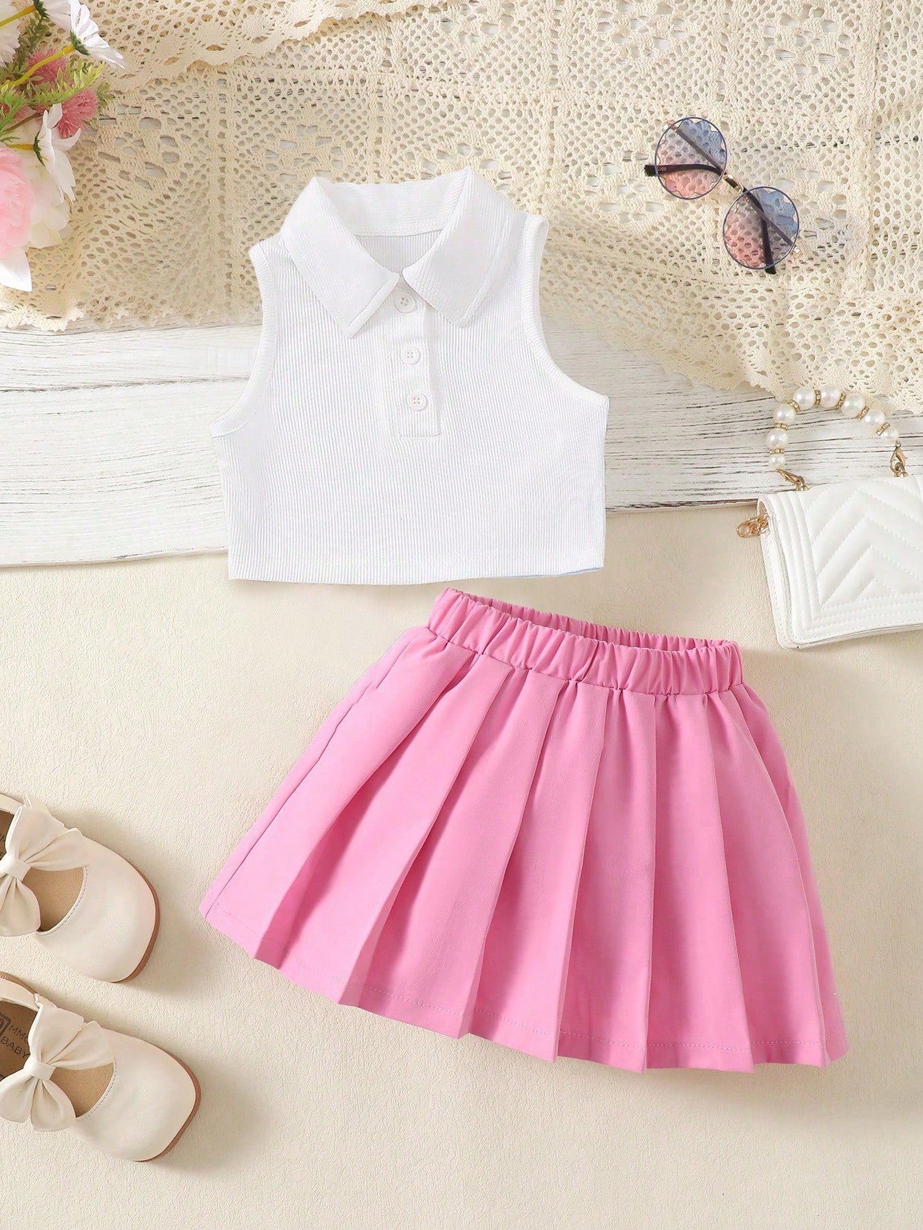 أطقم طفلة صغيرة