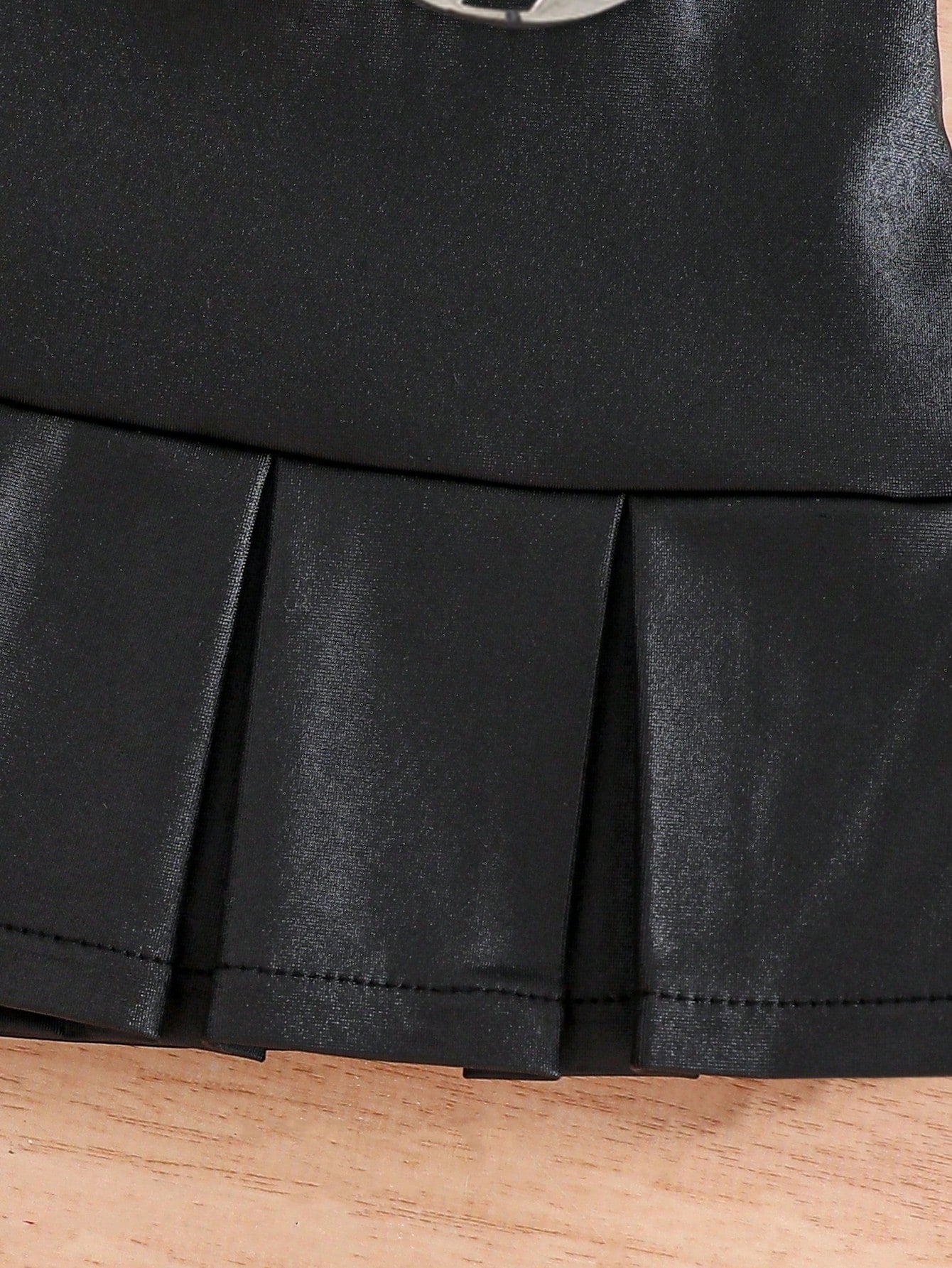 ملابس علوية طويل للبنات بتصميم الأضلاع مع شعار معدني وتنورة معدنية باليه بليسيه طويلة وجذابة وعصرية