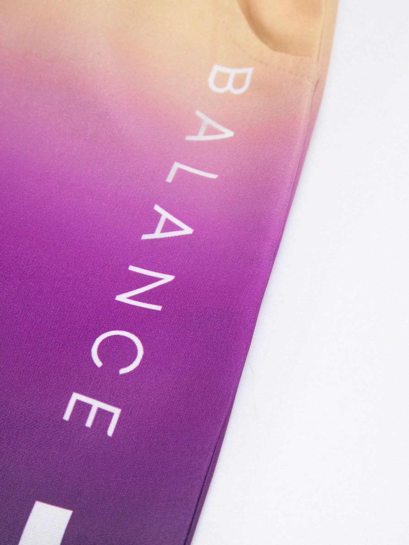 طقم رجالي قطعتين من تي شيرت طبعة حرفين مع تدرج الألوان و سروال قصير لصيف