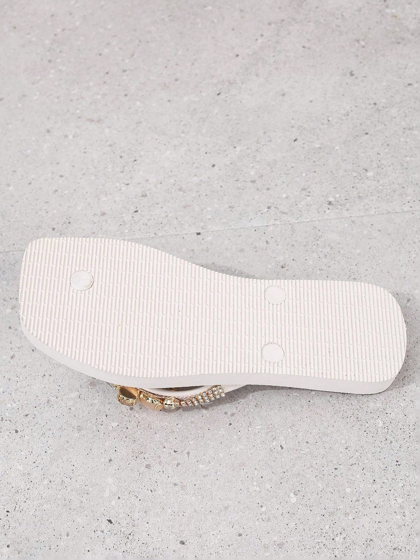 صنادل إصبع القدم المربعة المزينة باللماع للنساء