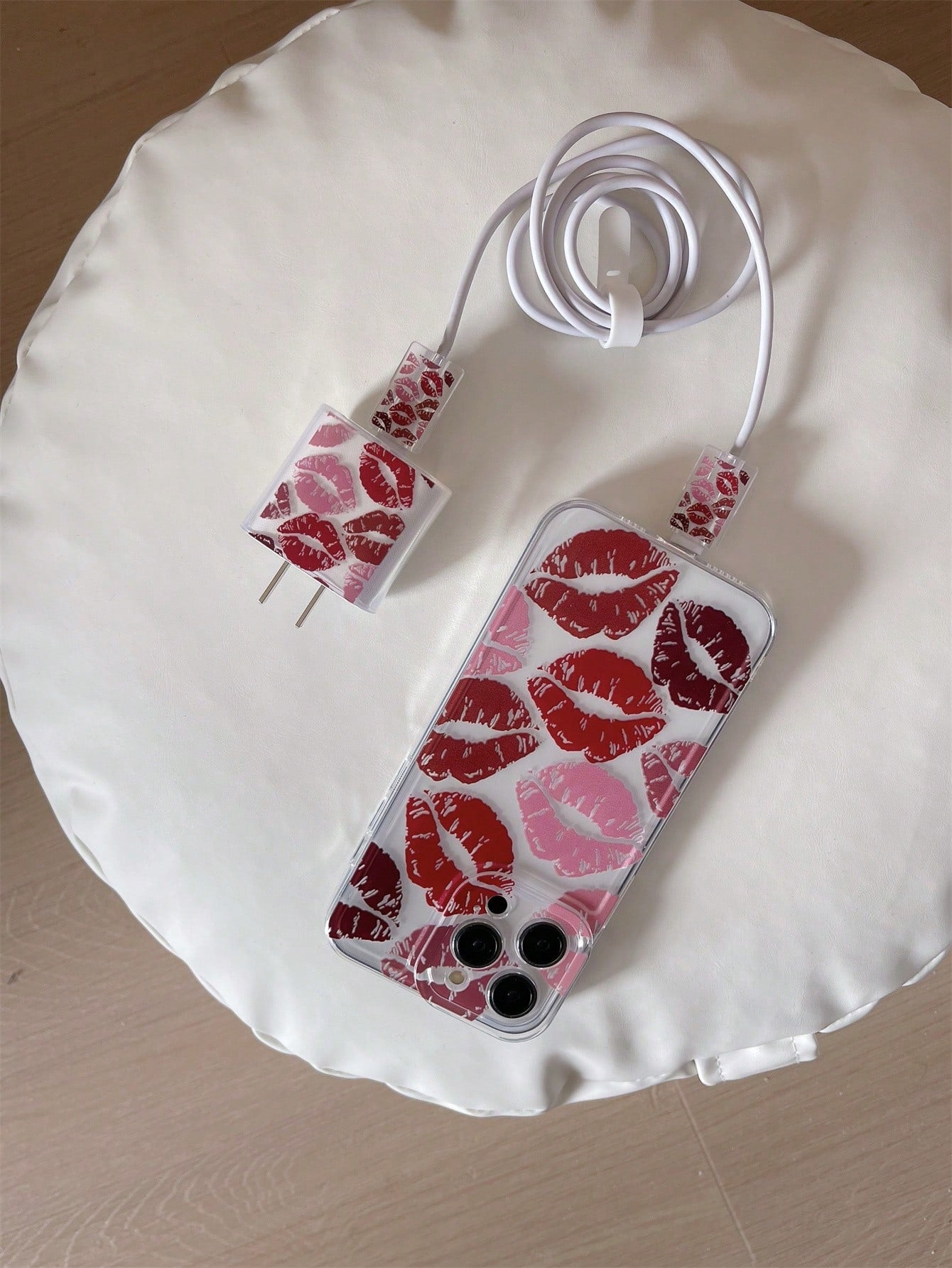 مجموعة أغطية للهاتف المحمول 5 في 1 تشمل علبة حماية لكابل البيانات بطبعة شفاه حمراء أنيقة