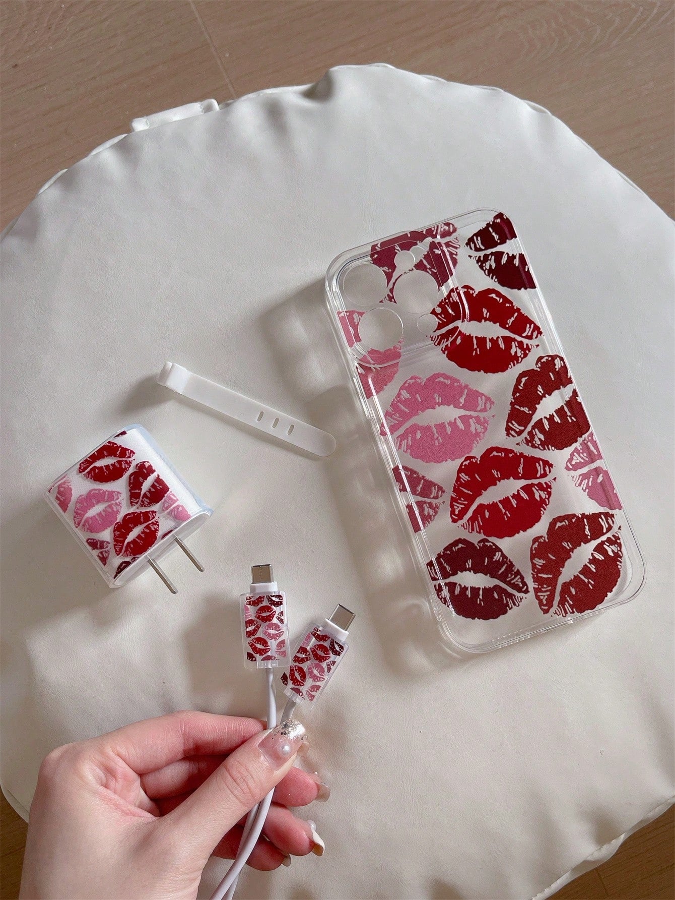 مجموعة أغطية للهاتف المحمول 5 في 1 تشمل علبة حماية لكابل البيانات بطبعة شفاه حمراء أنيقة