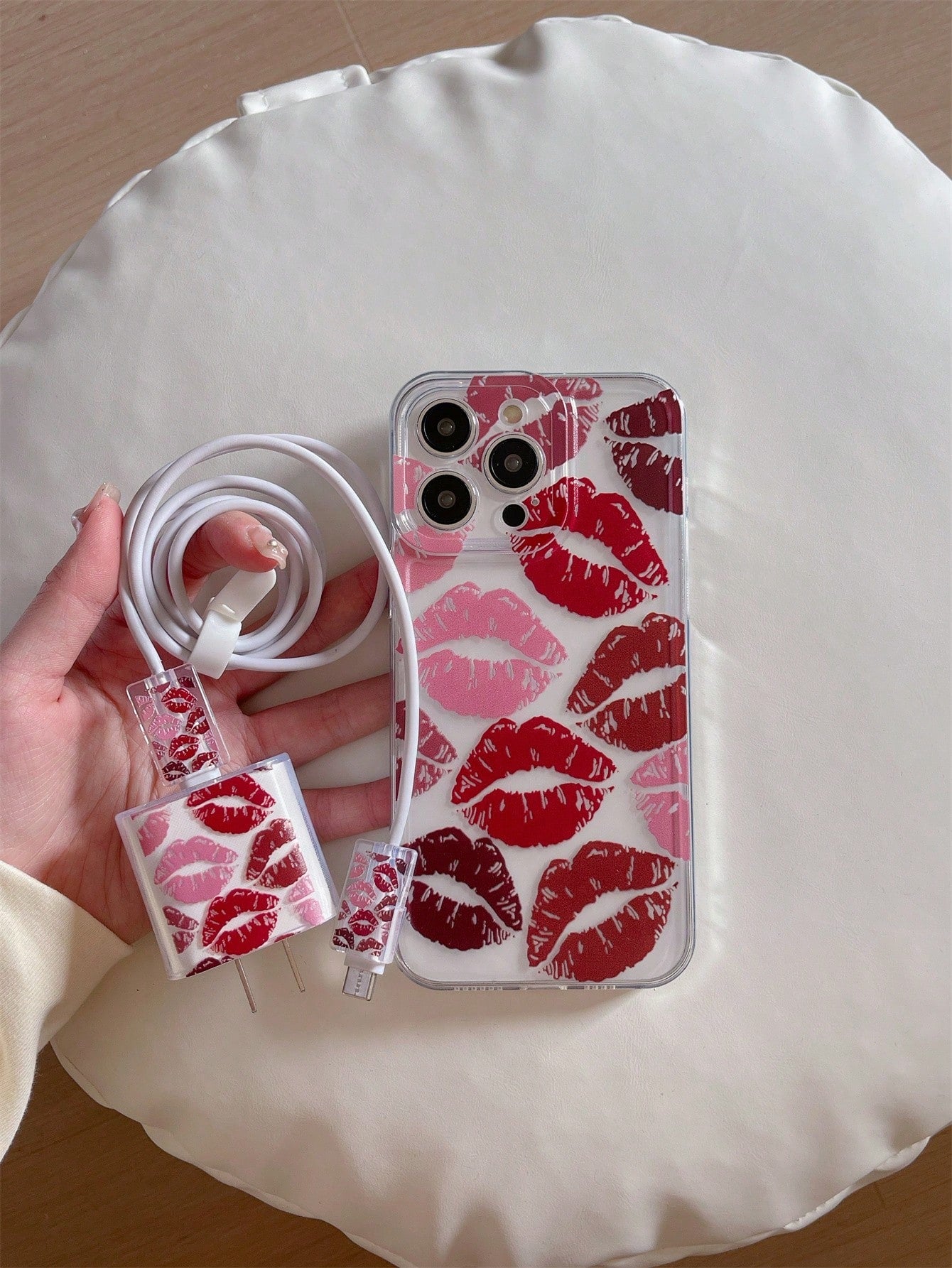 مجموعة أغطية للهاتف المحمول 5 في 1 تشمل علبة حماية لكابل البيانات بطبعة شفاه حمراء أنيقة