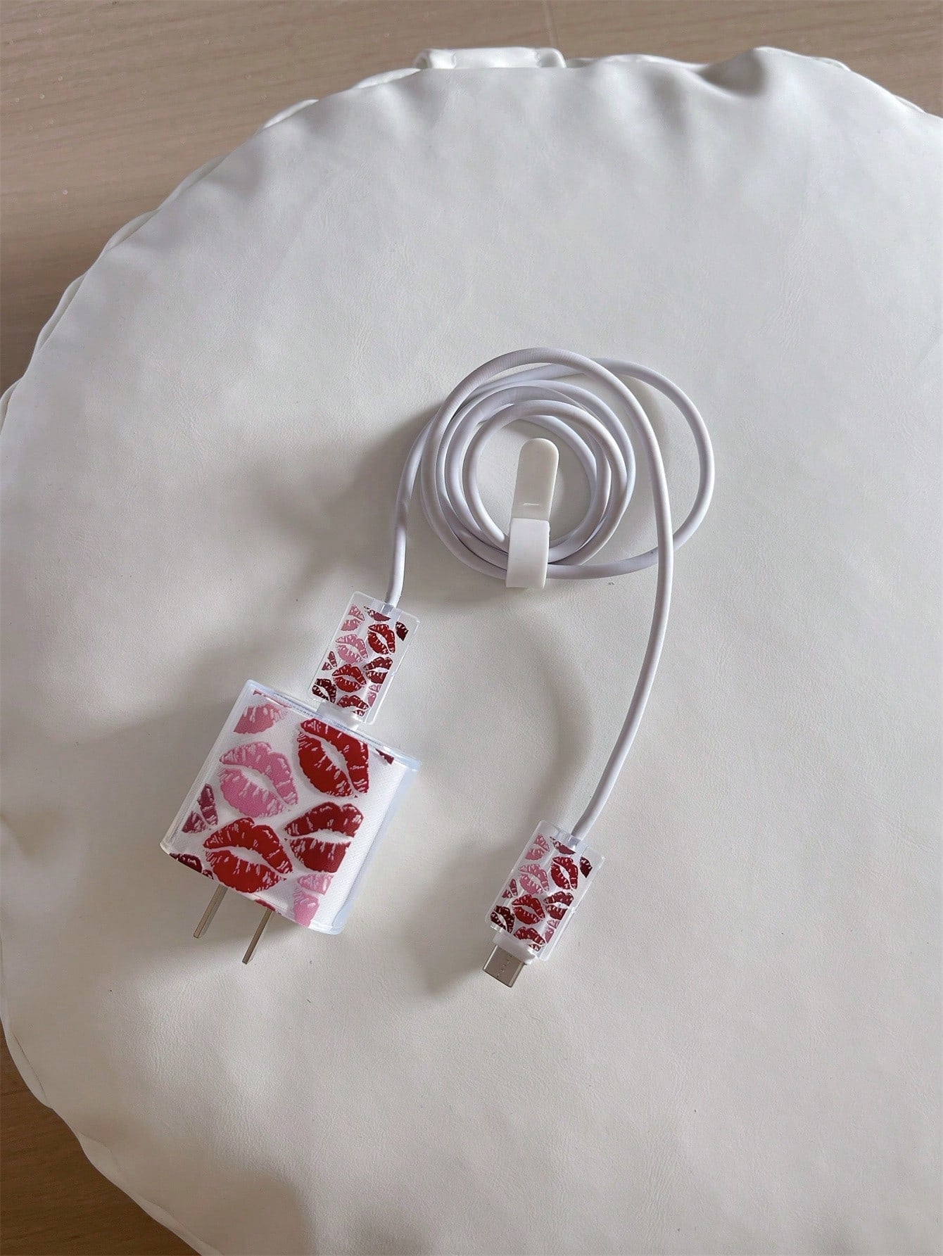 مجموعة أغطية للهاتف المحمول 5 في 1 تشمل علبة حماية لكابل البيانات بطبعة شفاه حمراء أنيقة