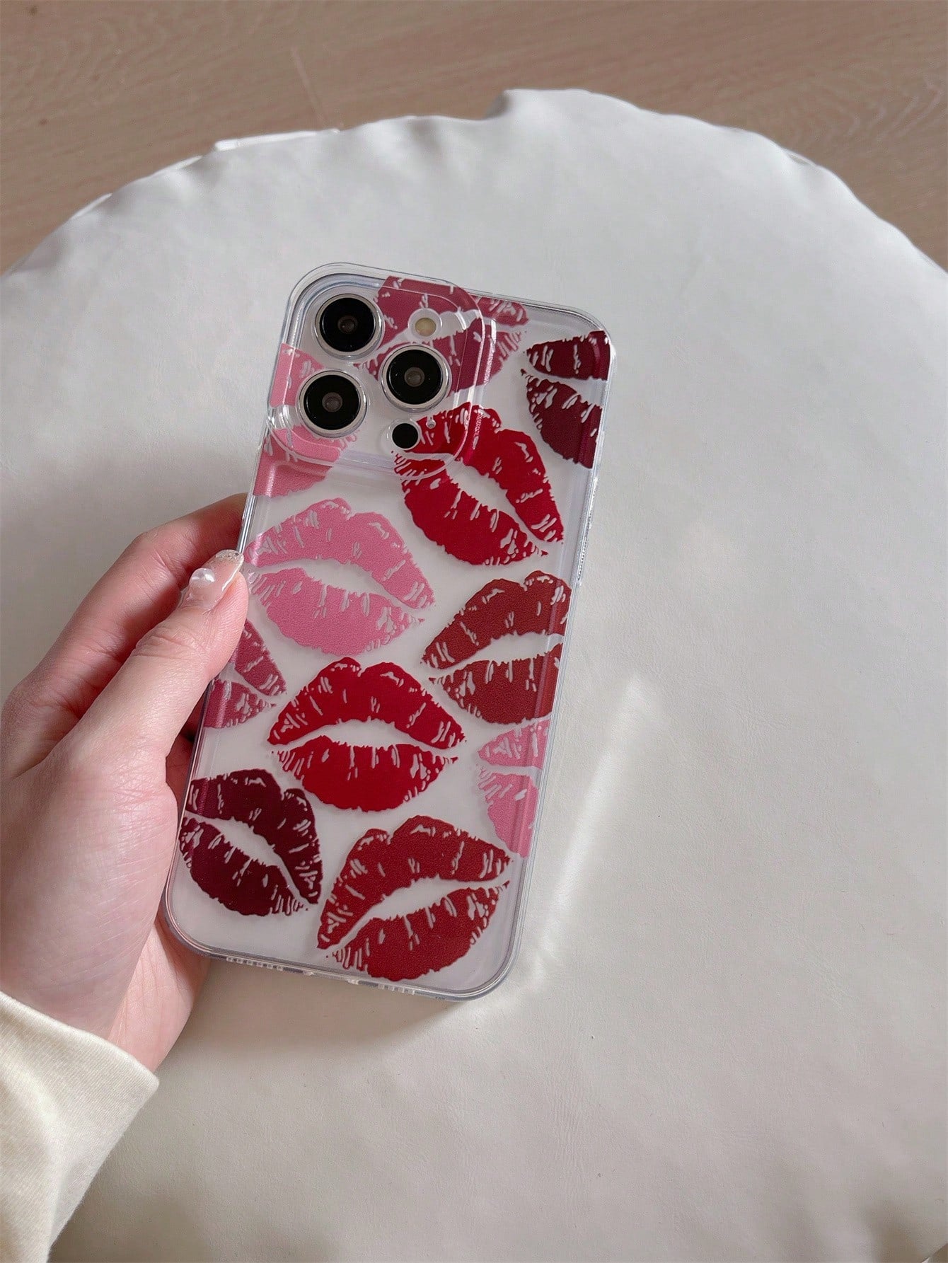 مجموعة أغطية للهاتف المحمول 5 في 1 تشمل علبة حماية لكابل البيانات بطبعة شفاه حمراء أنيقة