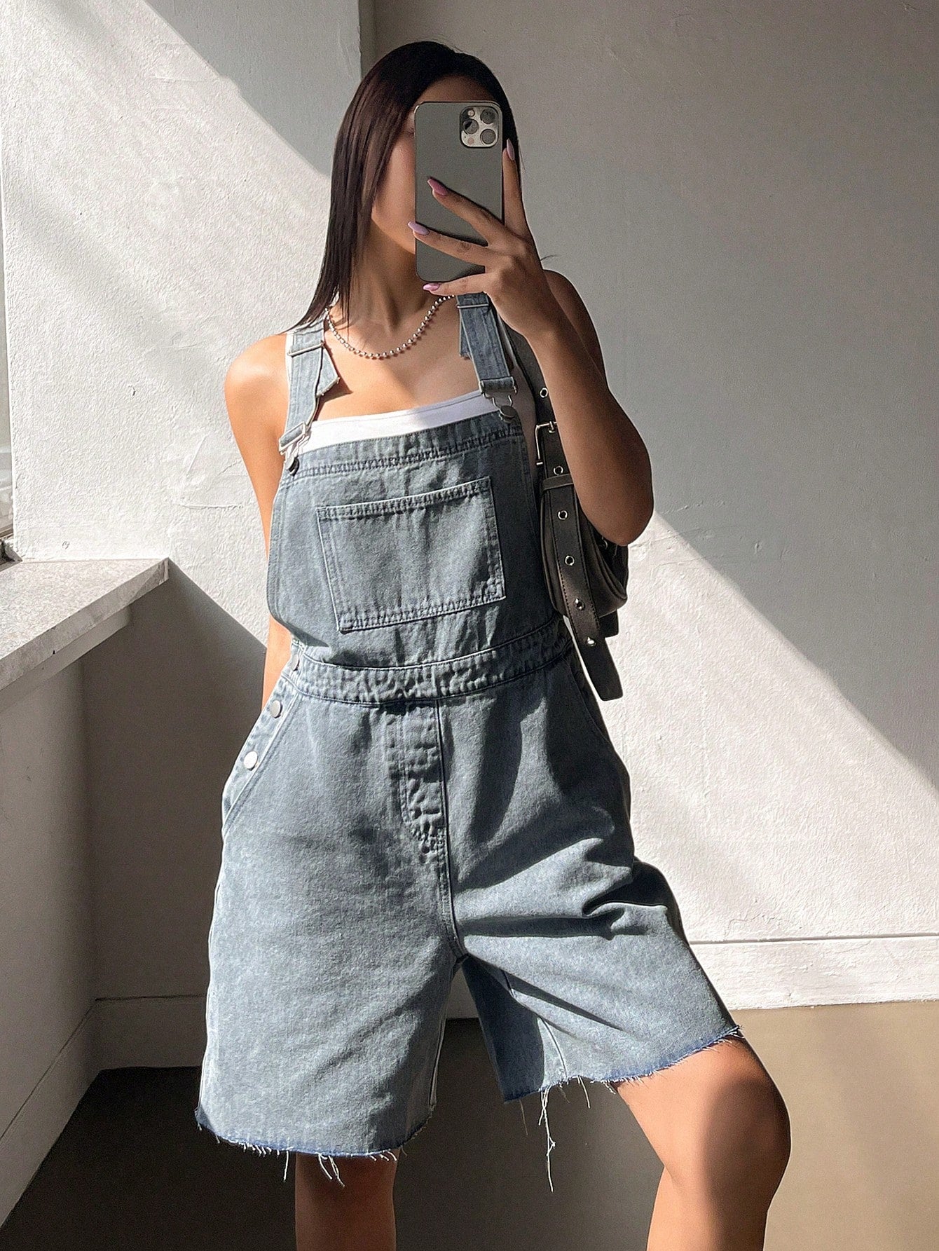 زي تقفيط جينز للنساء ذو لون سادة و تصميم بدون أكمام مع جيوب وحواف متقشرة