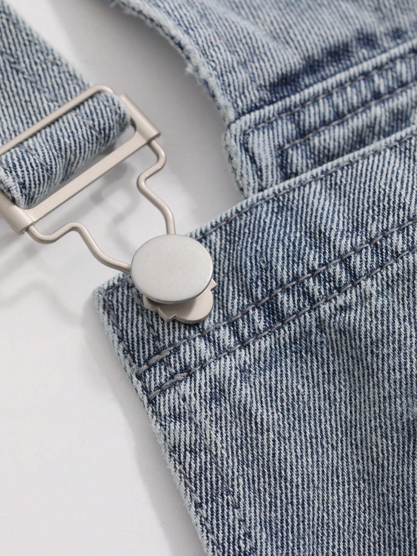 زي تقفيط جينز للنساء ذو لون سادة و تصميم بدون أكمام مع جيوب وحواف متقشرة