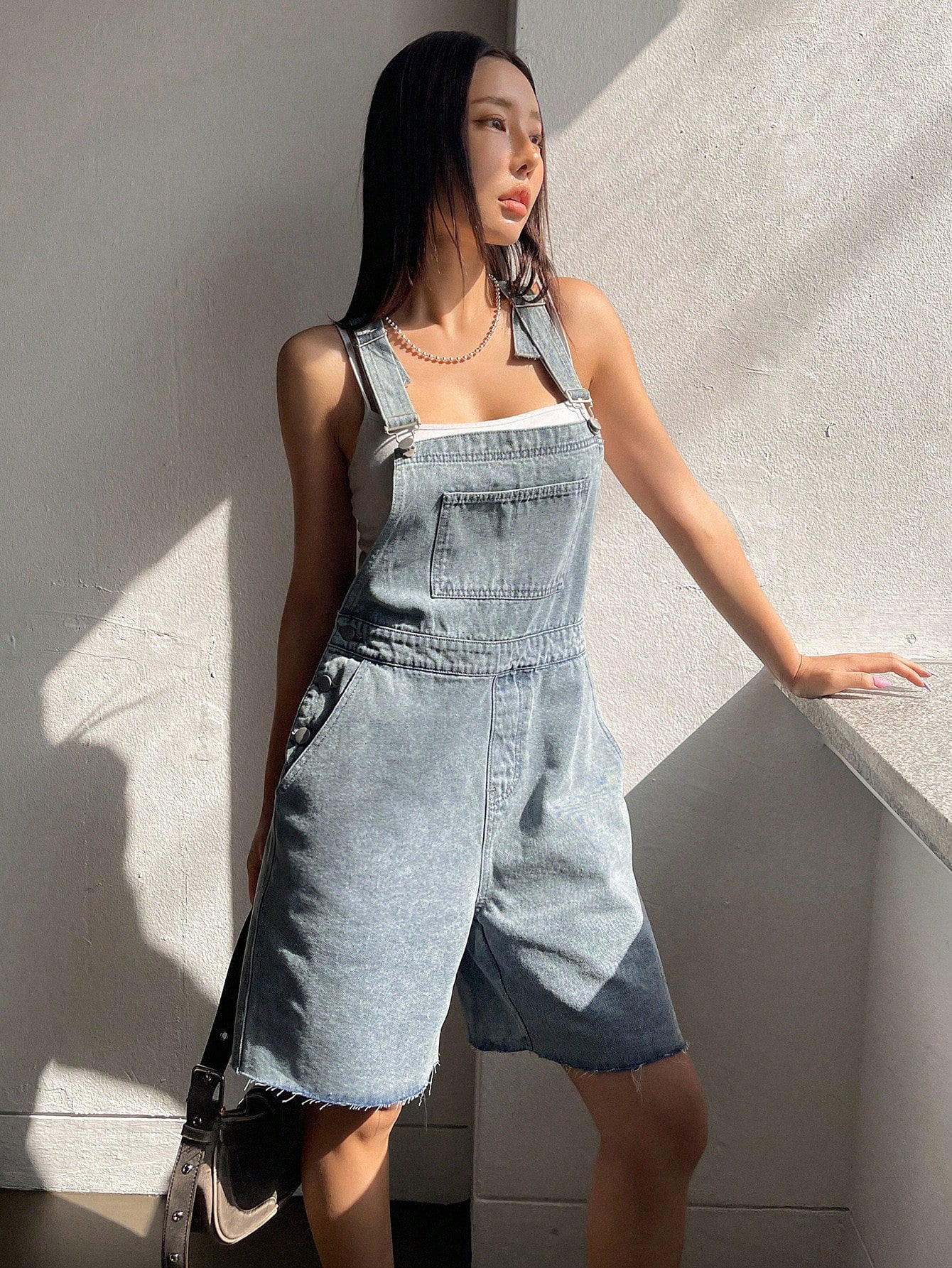 زي تقفيط جينز للنساء ذو لون سادة و تصميم بدون أكمام مع جيوب وحواف متقشرة