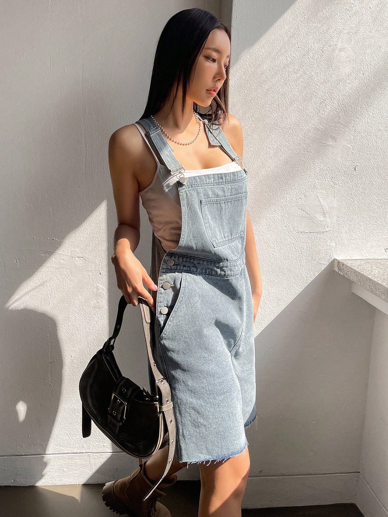 زي تقفيط جينز للنساء ذو لون سادة و تصميم بدون أكمام مع جيوب وحواف متقشرة