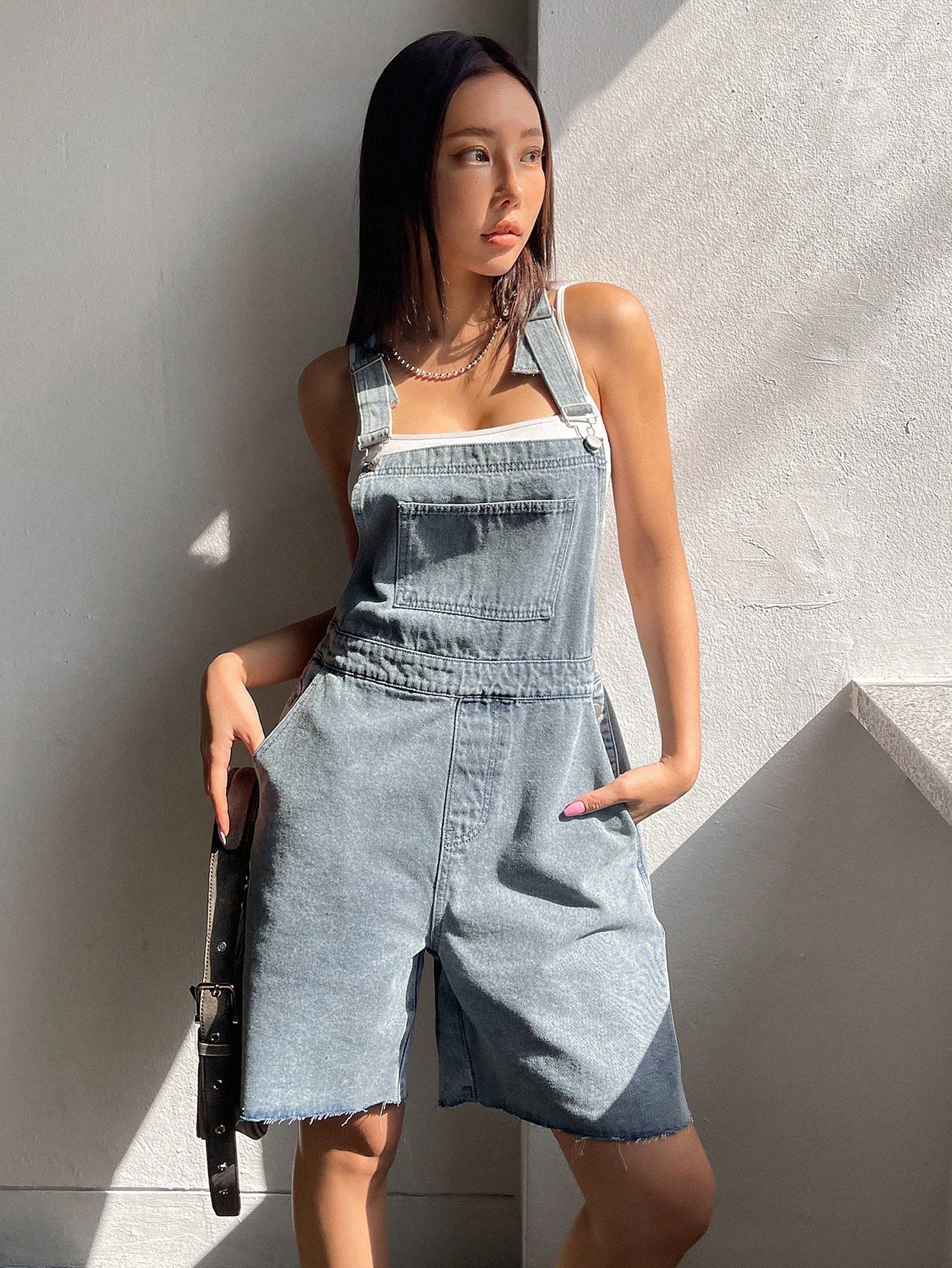 زي تقفيط جينز للنساء ذو لون سادة و تصميم بدون أكمام مع جيوب وحواف متقشرة