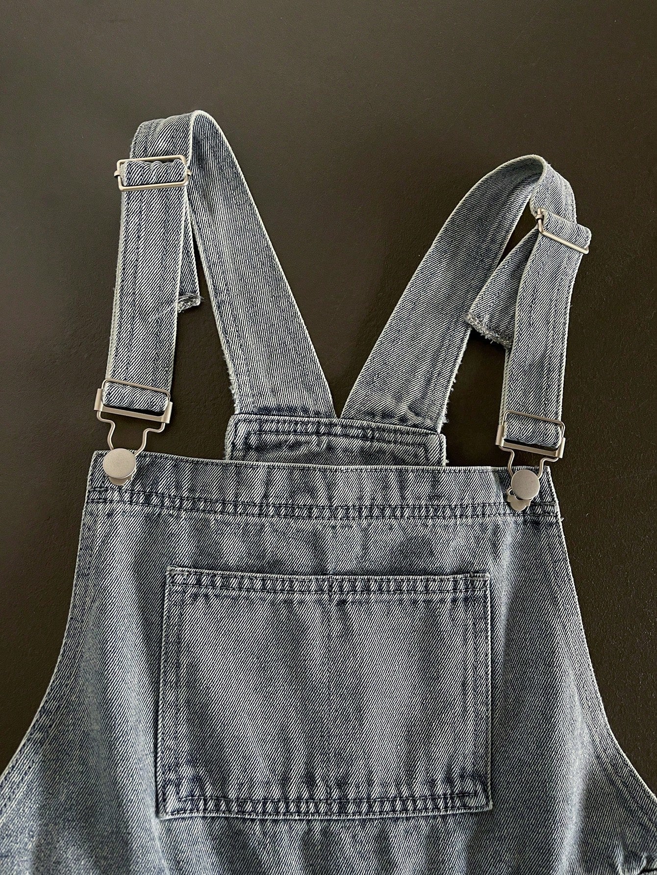 زي تقفيط جينز للنساء ذو لون سادة و تصميم بدون أكمام مع جيوب وحواف متقشرة