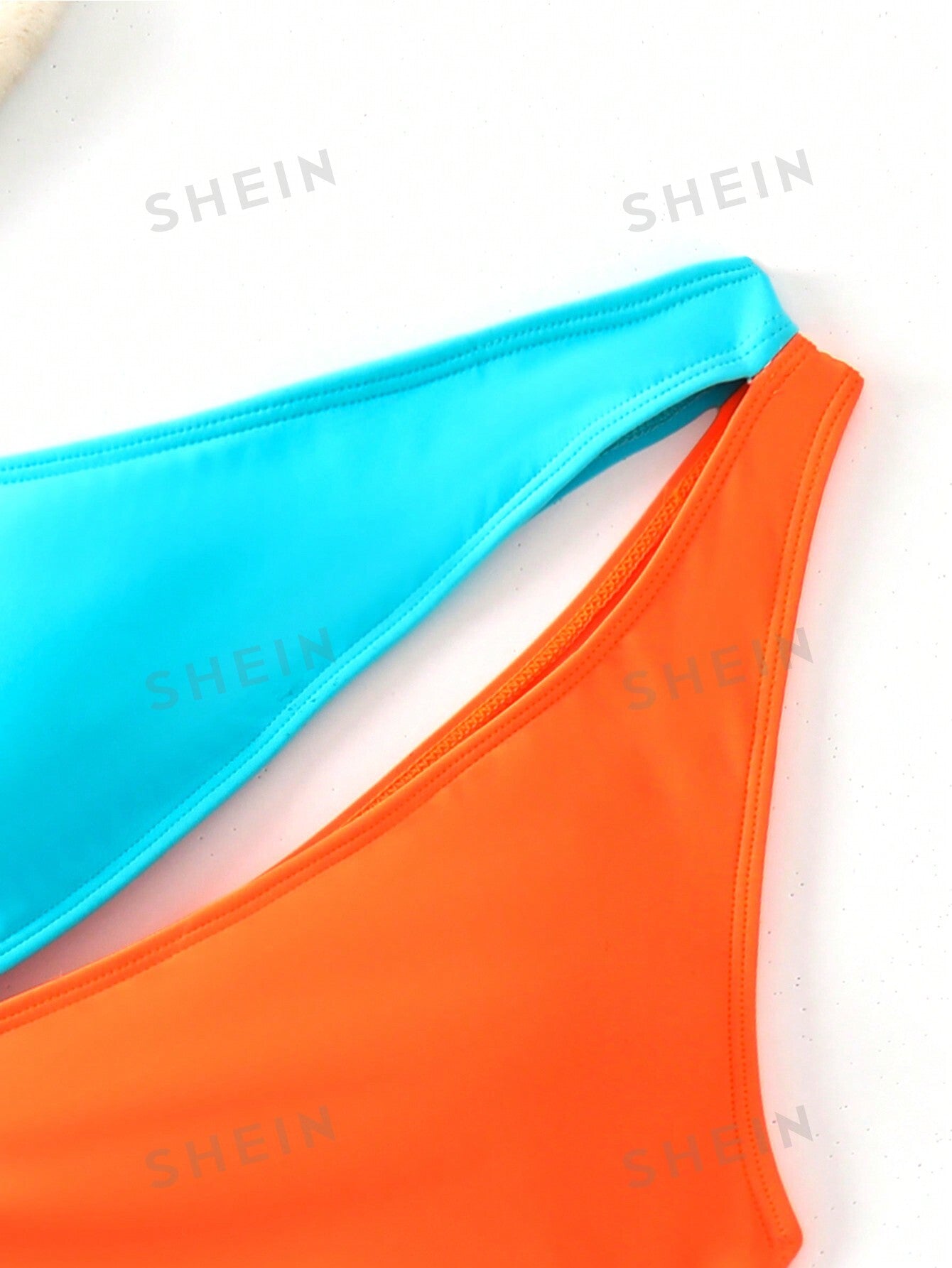 مايوه نسائي مقنع مائل بتباين الألوان لشاطئ