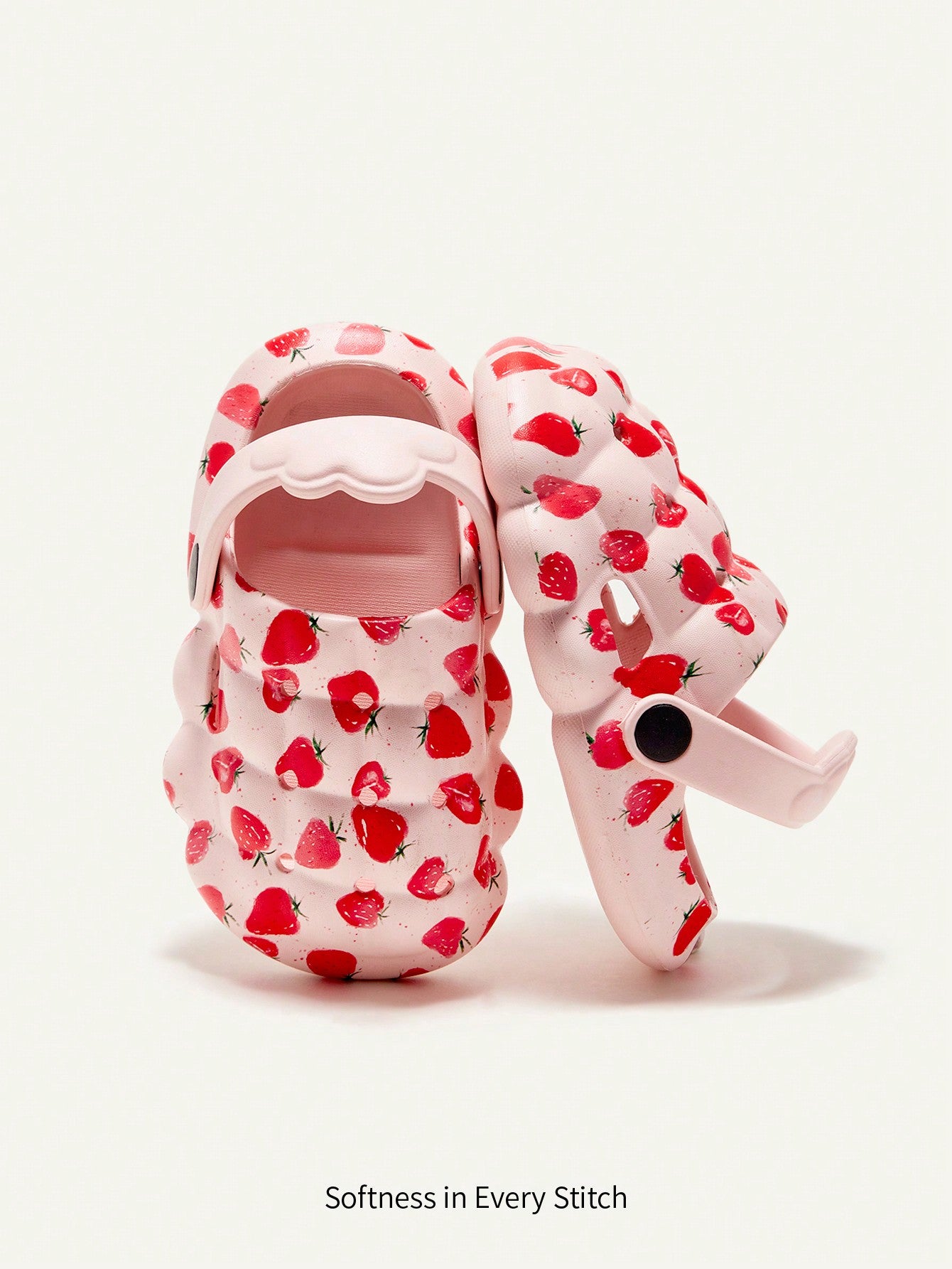 حذاء أطفال مثقوب