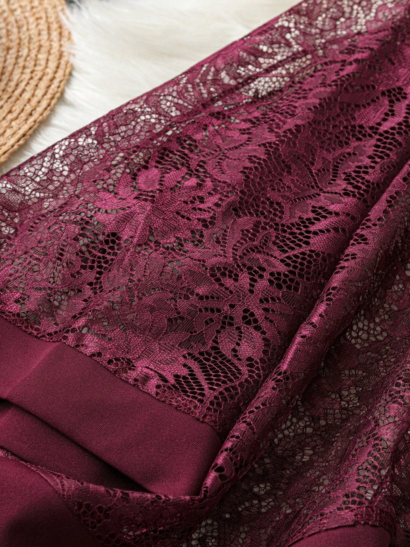 سترة أنيقة من الحجم الكبير بألوان صلبة وجبهة من الدانتيل وظهر طويل