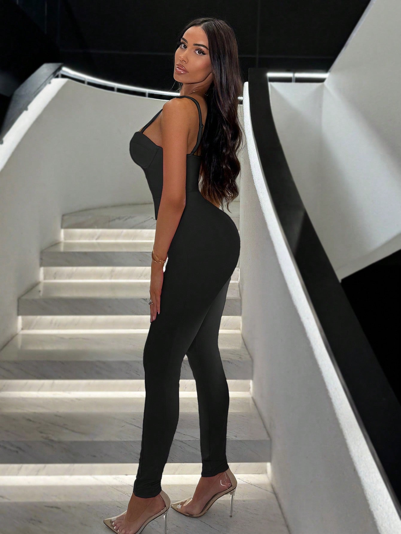 جمبسوت المرأة الخليعة الطويلة المشدودة الناعمة