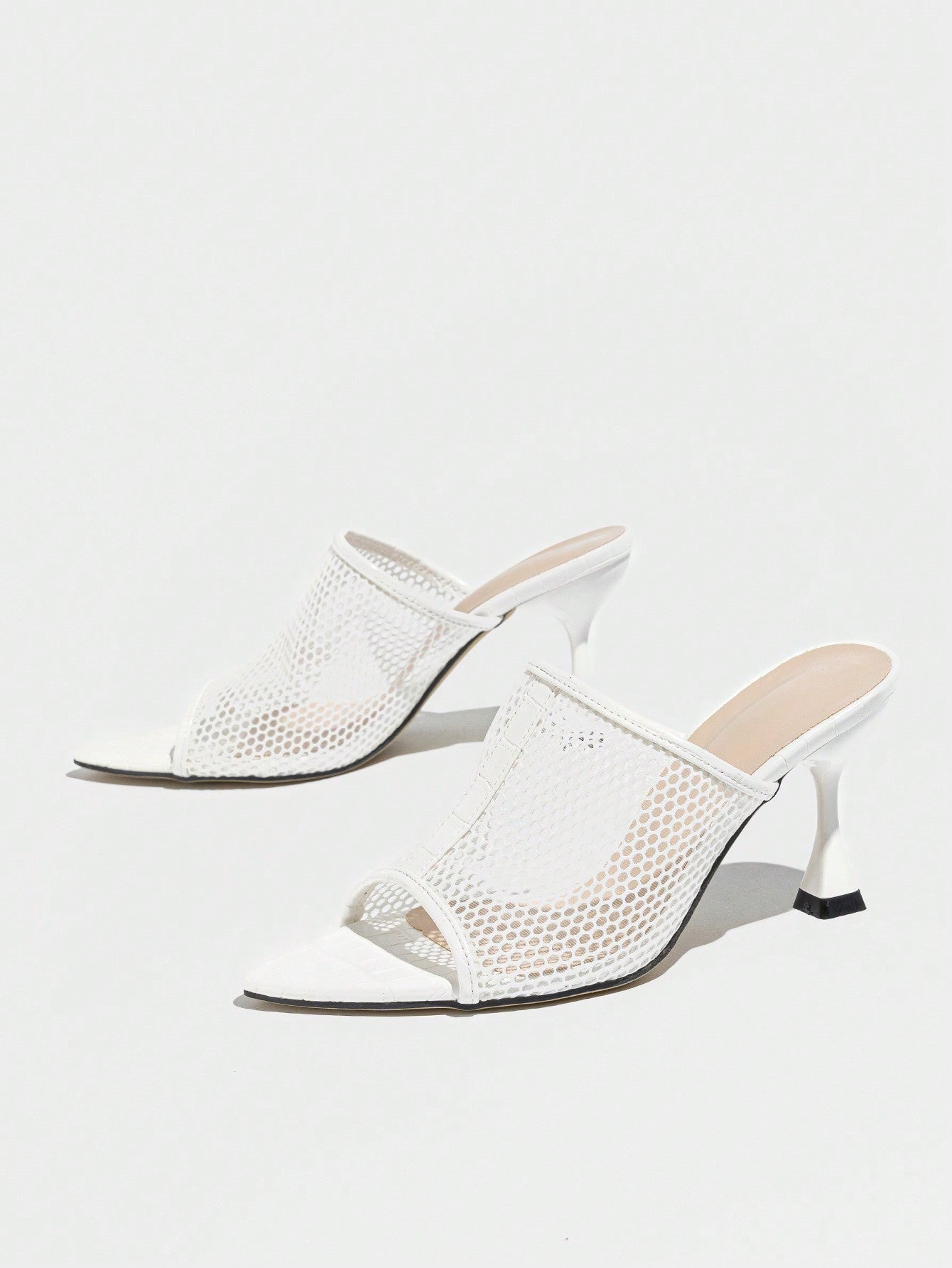 صنادل نسائية بكعب عالي