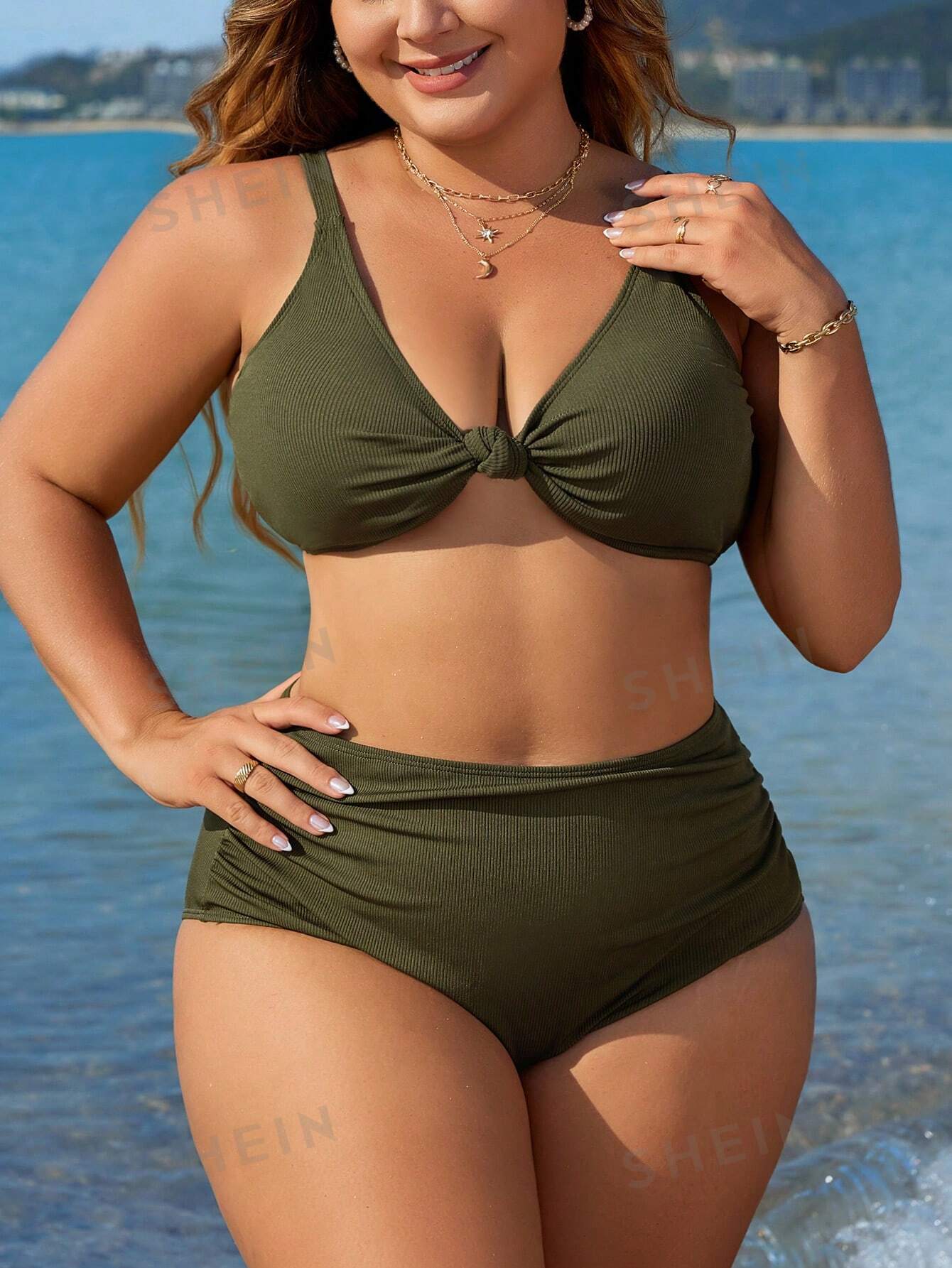 مجموعة ملابس سباحة مكونة من قطعتين للشاطئ بألوان صلبة ومضلعة مقاس كبير للصدر و قيعان البيكيني