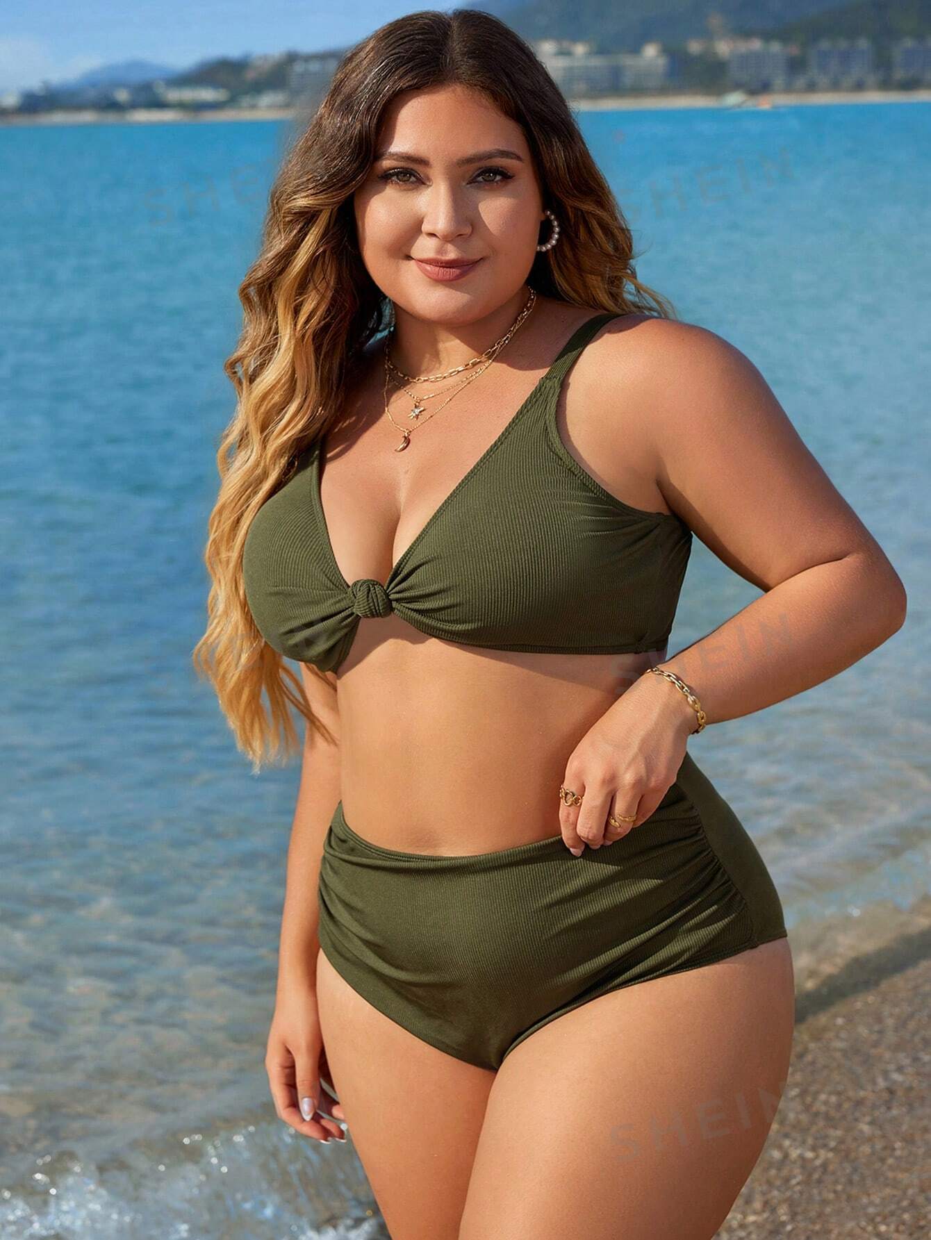 مجموعة ملابس سباحة مكونة من قطعتين للشاطئ بألوان صلبة ومضلعة مقاس كبير للصدر و قيعان البيكيني