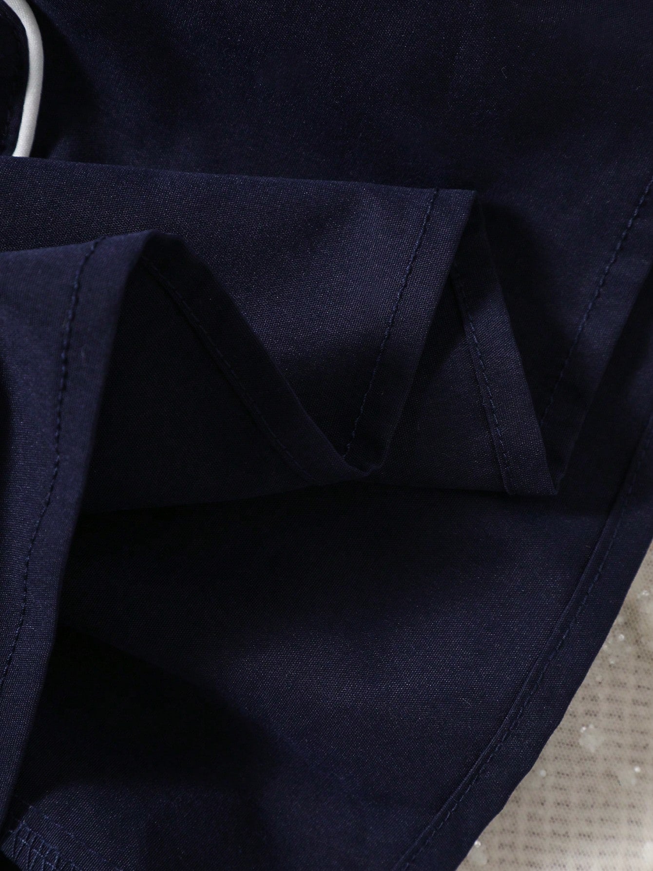 فتاة رضيعة فستان ترفيهي بياقة مربعة مع ربطة عنق من القماش المتباين مزين بأزرار ومع قبعة