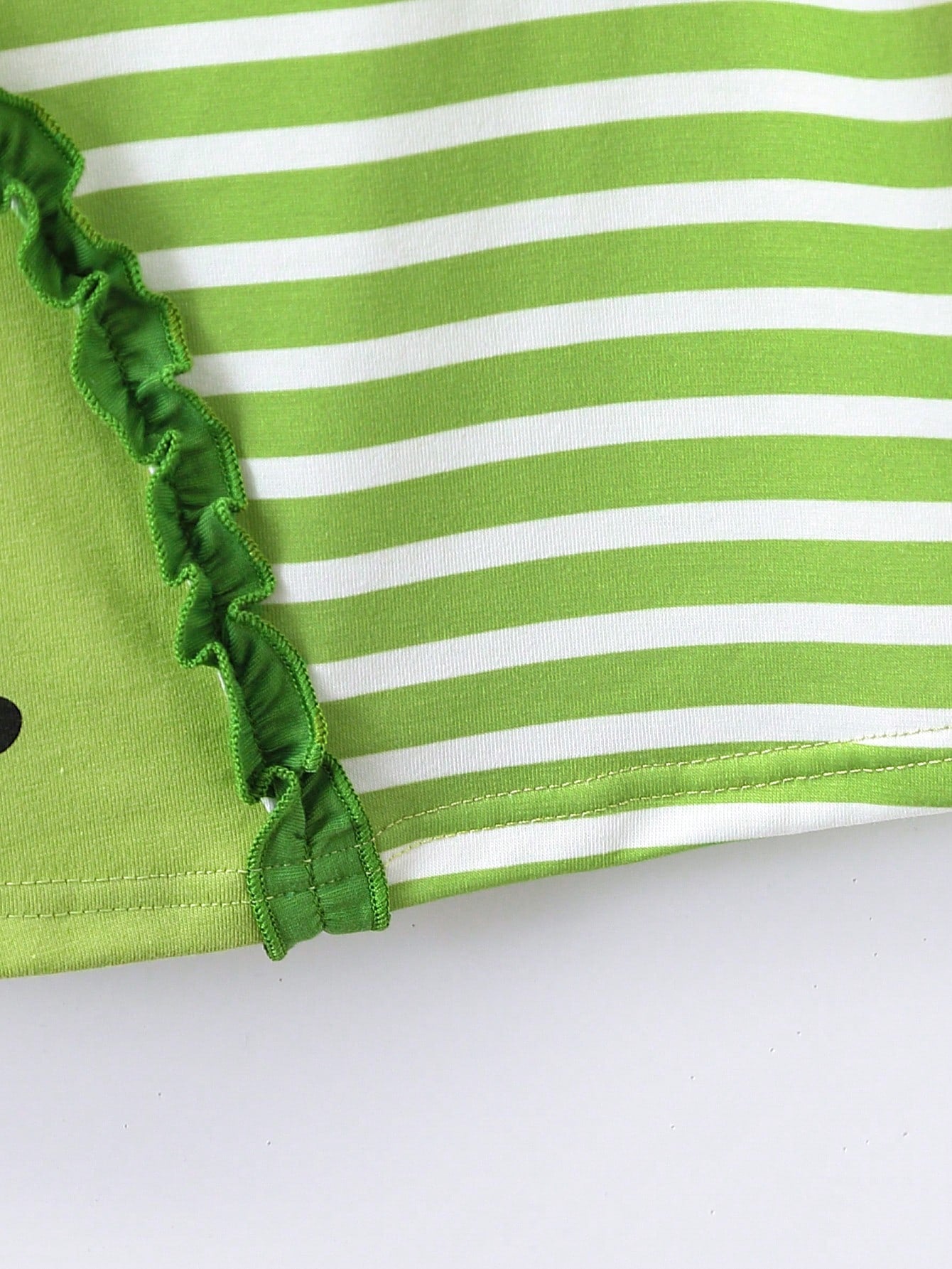 فستان كاجوال لطفلة صغيرة بدون أكمام بياقة دائرية بتفصيلات رفل في الصيف المخطط والمضافة