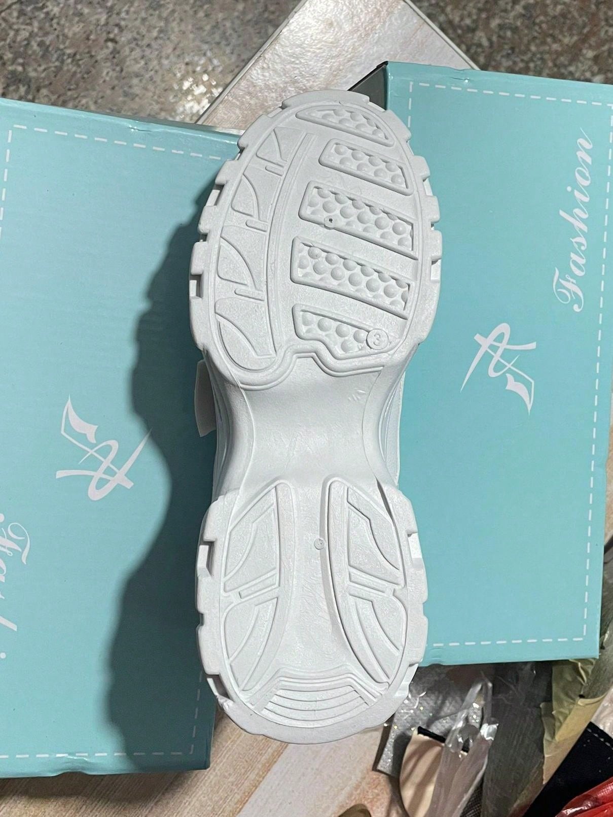 حذاء رياضي كاجوال أنيق ورياضي للنساء بلون أبيض جذاب و عصري