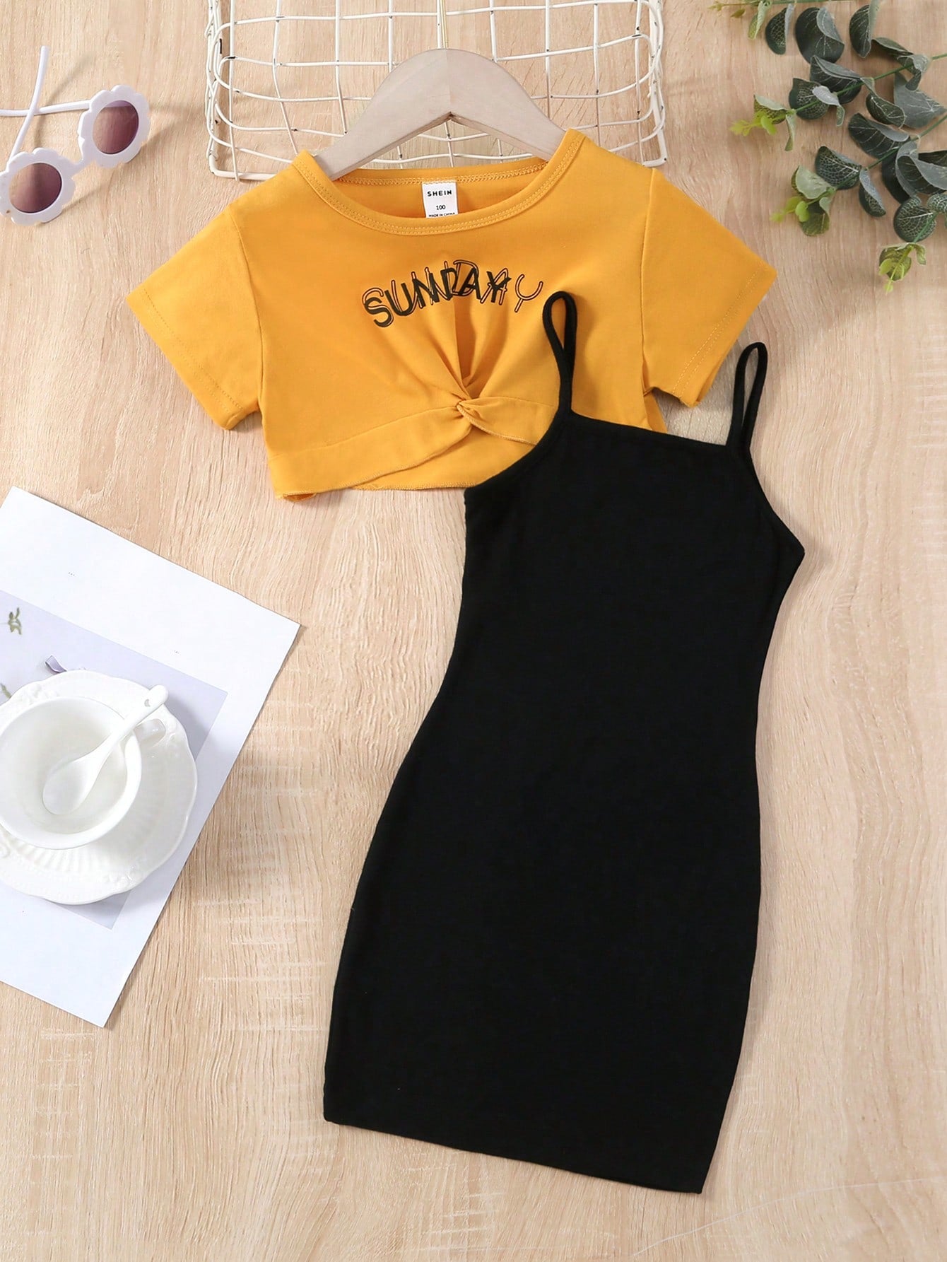 قميص بعقدة وفستان للفتاة الصغيرة