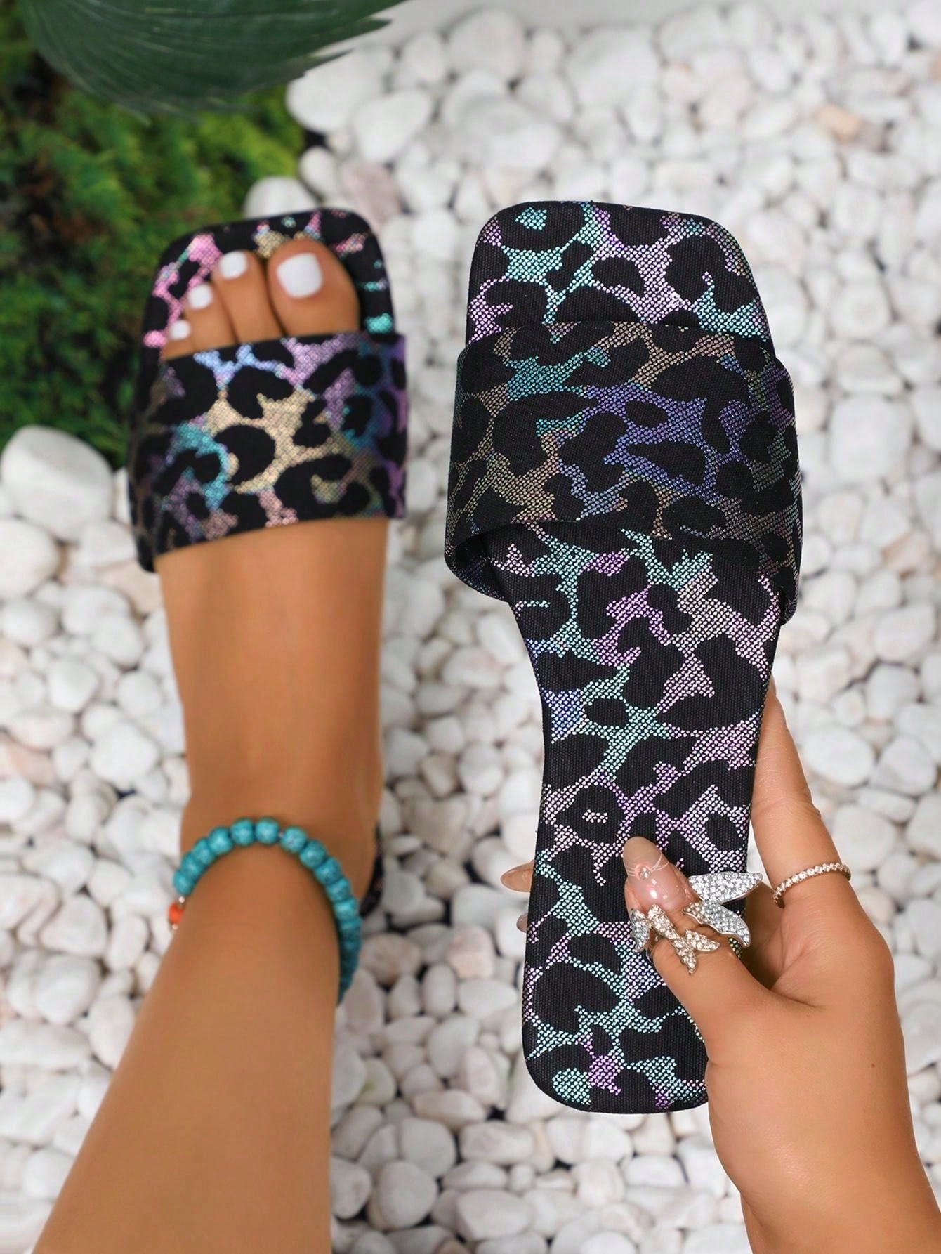 صنادل نسائية مربعة موضة جديدة عبر حدود أوروبا وأمريكا بأصابع القدم السبعة الشعبية المنتظمة غير المنتظمة ملونة ومسطحة