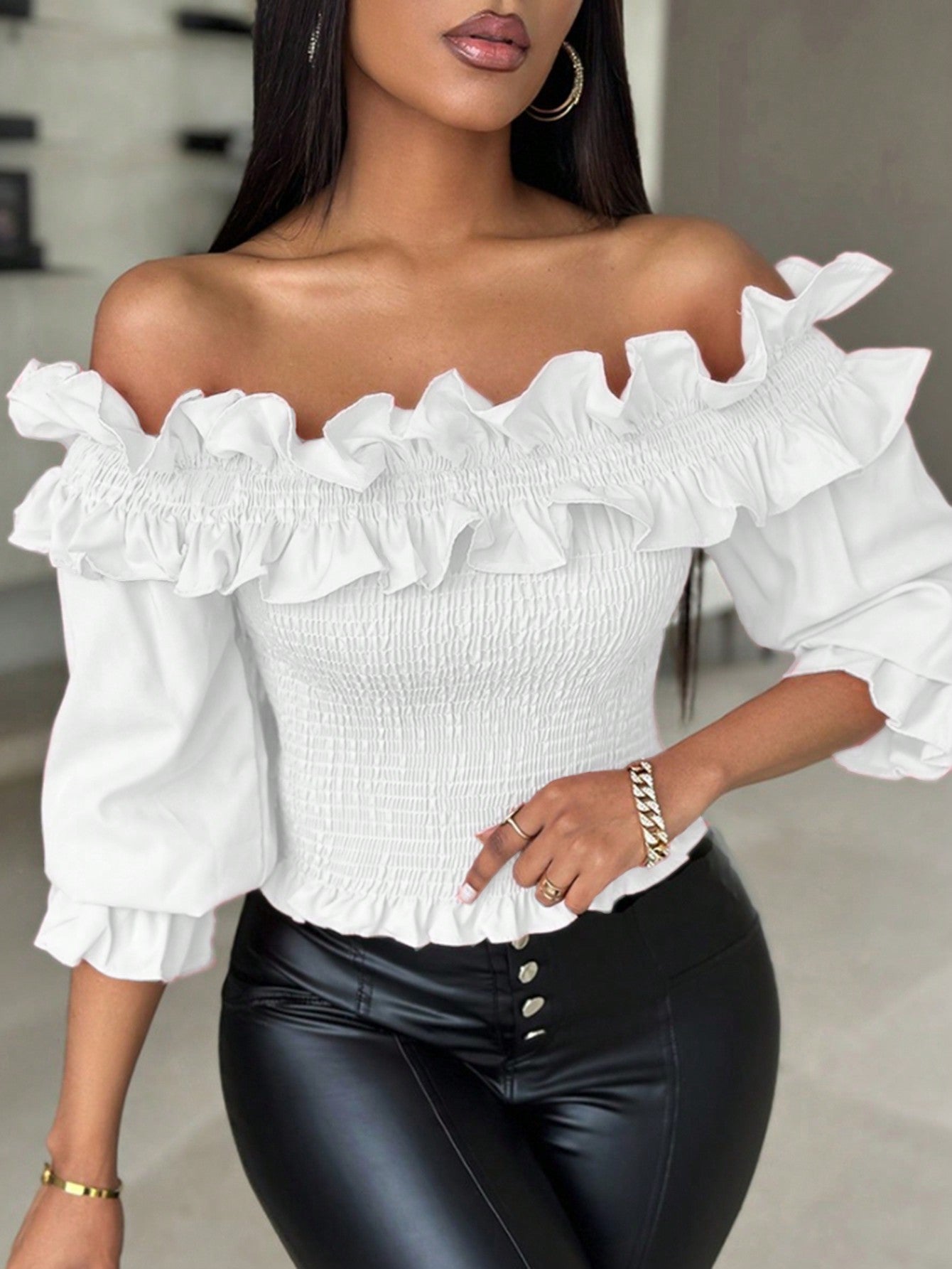 بلوزة نسائية بأكمام طويلة وأكتاف مكشوفة مع حاشية مكشكشة