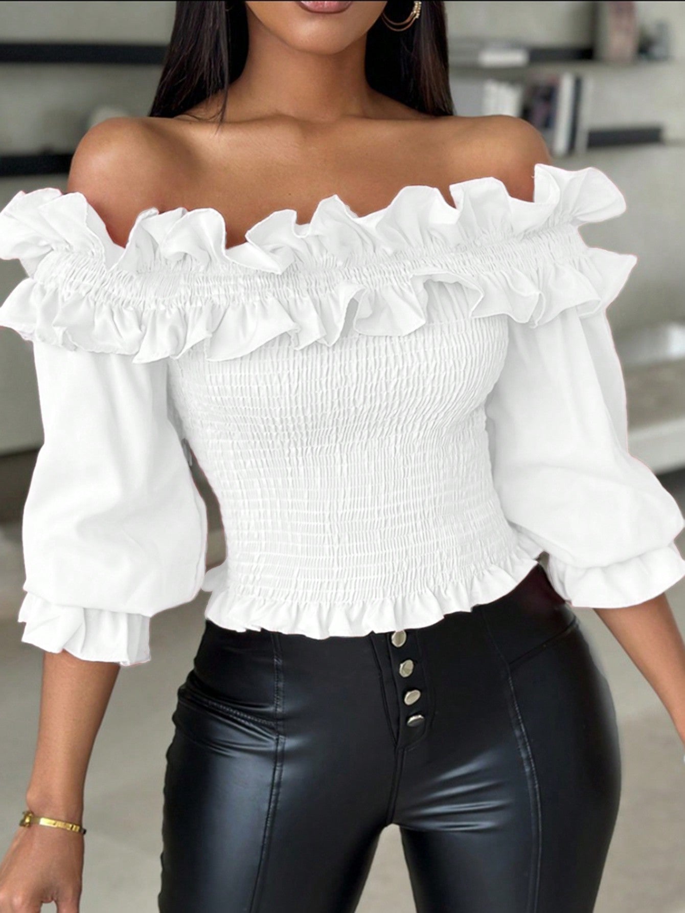 بلوزة نسائية بأكمام طويلة وأكتاف مكشوفة مع حاشية مكشكشة