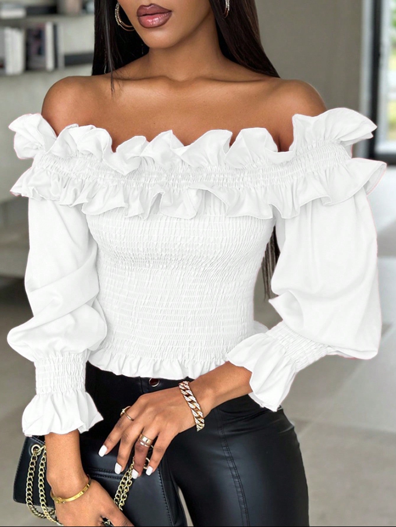 بلوزة نسائية بأكمام طويلة وأكتاف مكشوفة مع حاشية مكشكشة