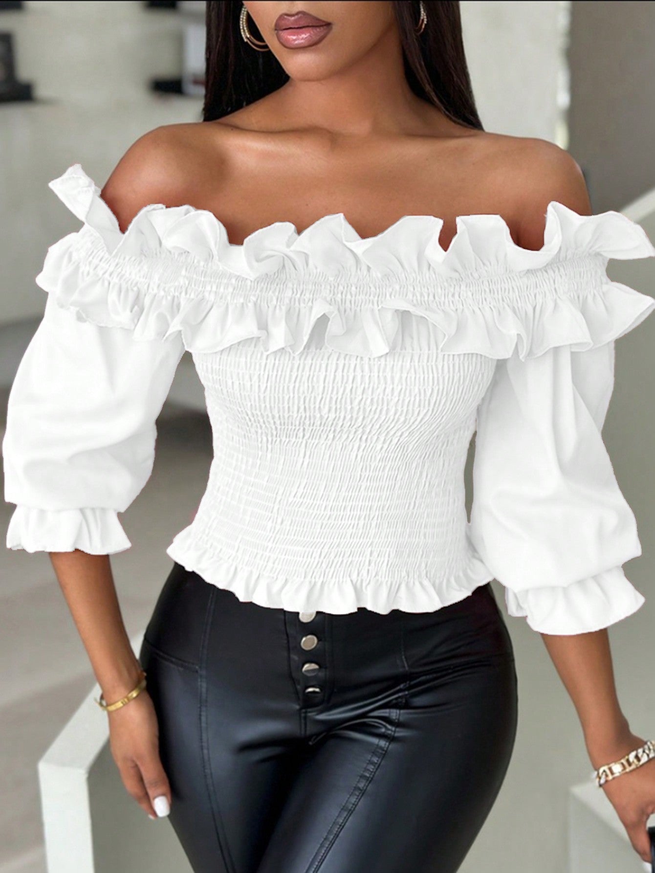 بلوزة نسائية بأكمام طويلة وأكتاف مكشوفة مع حاشية مكشكشة